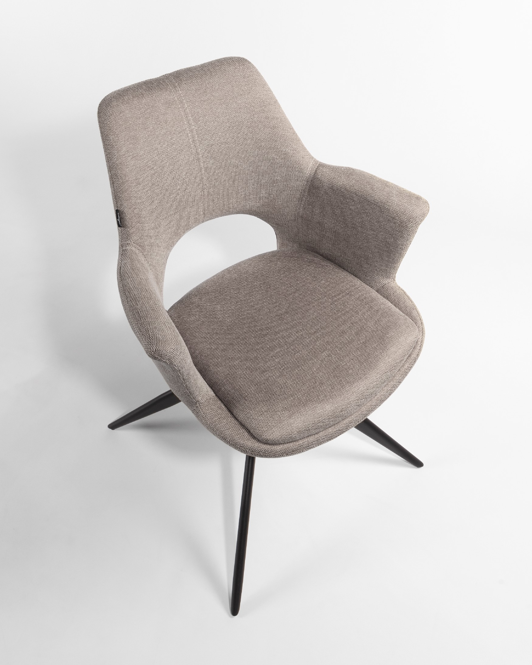 Silla Toronto con tapizado marrón y patas metálicas negras, giratoria 360°