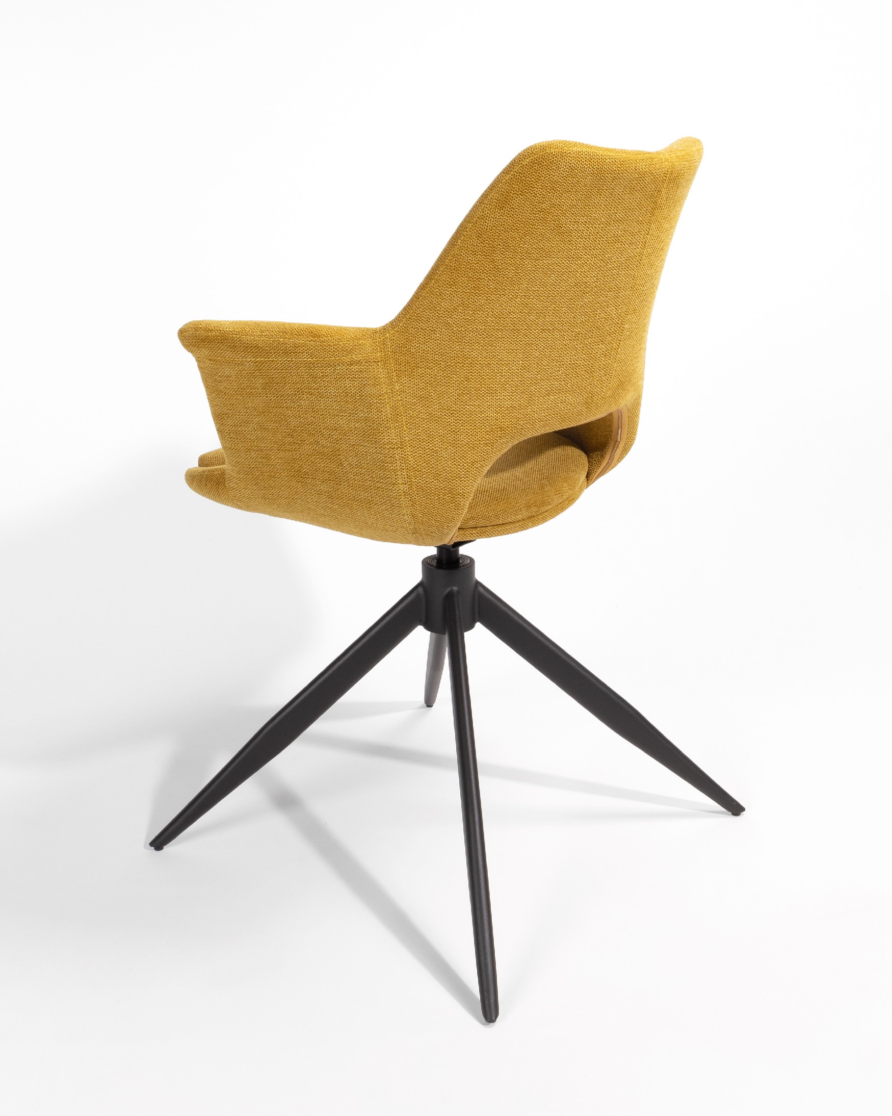 Chaise Toronto avec revêtement moutarde et pieds métalliques noirs, pivotante à 360°
