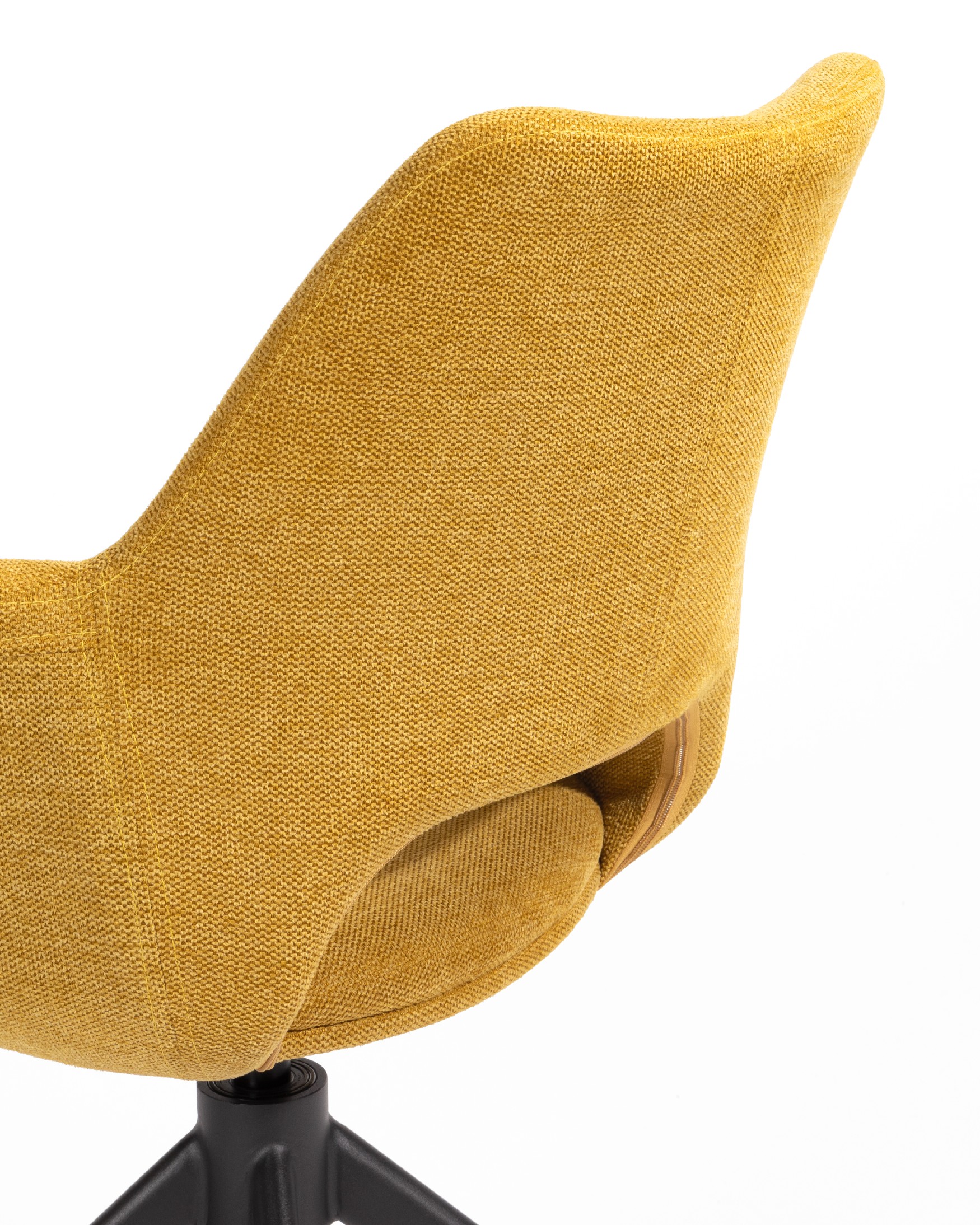 Chaise Toronto avec revêtement moutarde et pieds métalliques noirs, pivotante à 360°