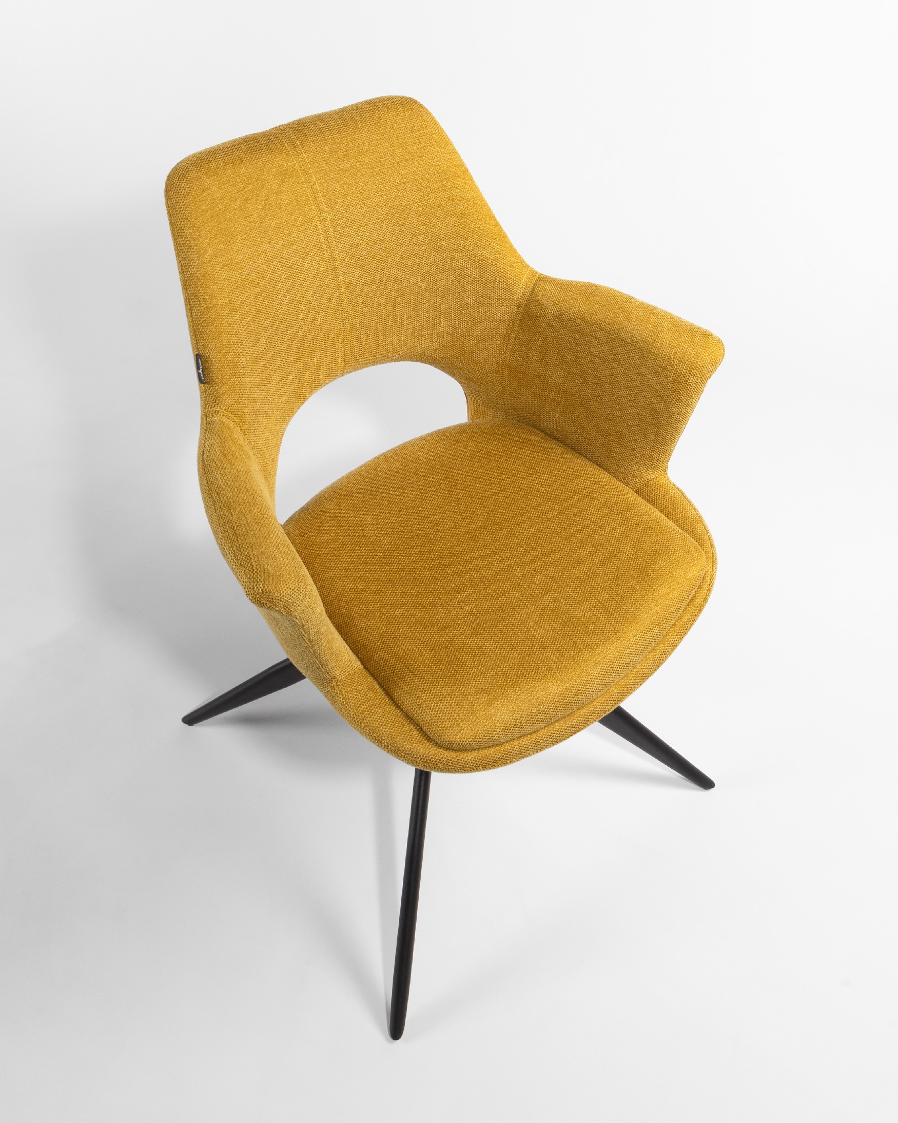 Chaise Toronto avec revêtement moutarde et pieds métalliques noirs, pivotante à 360°