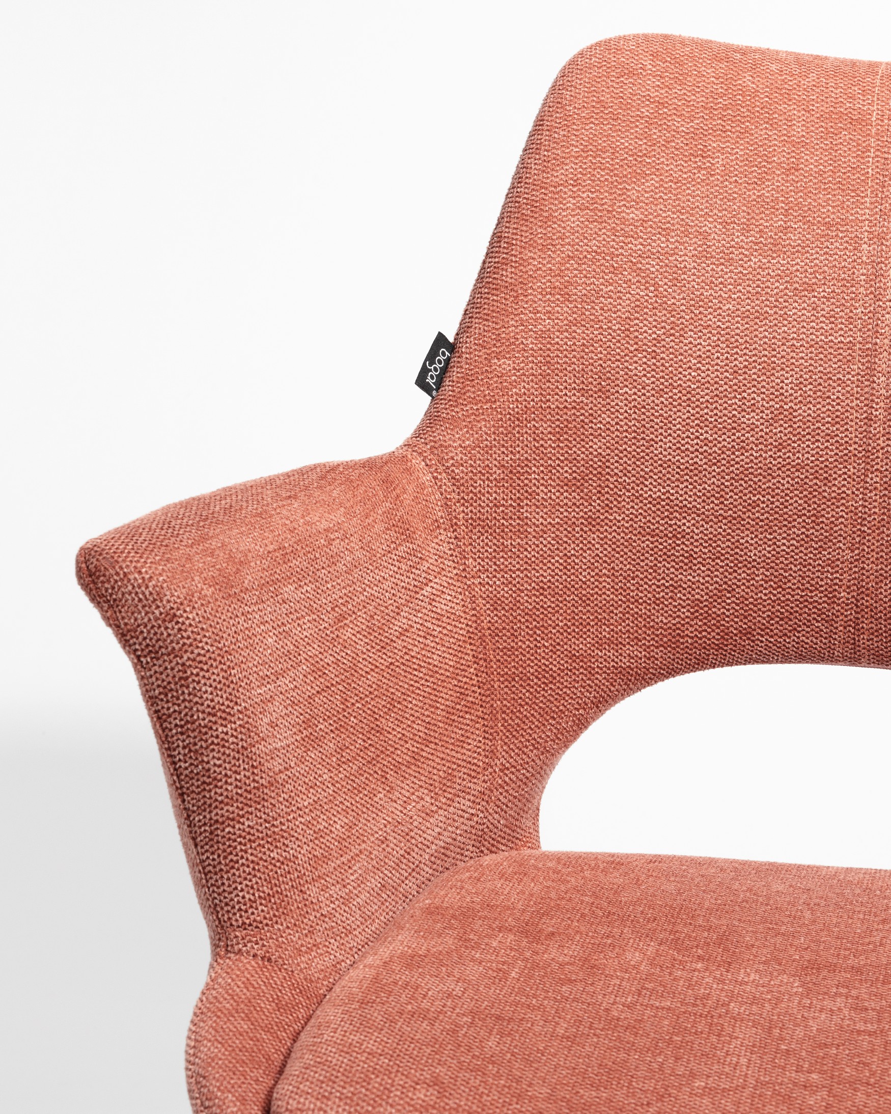 Silla Toronto con tapizado salmón y patas metálicas negras, giratoria 360°