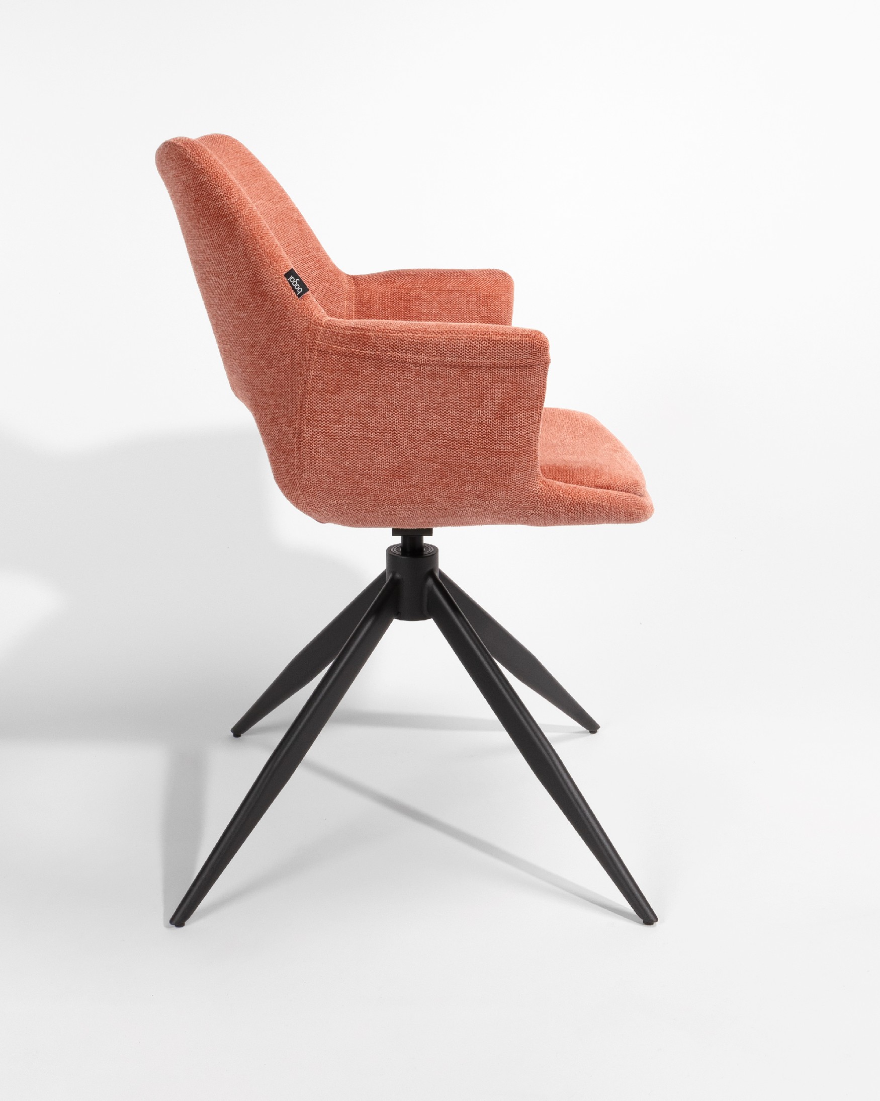 Silla Toronto con tapizado salmón y patas metálicas negras, giratoria 360°