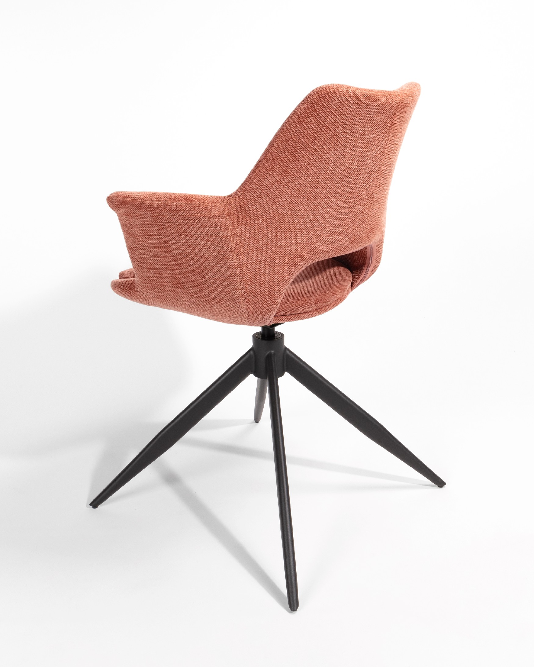 Silla Toronto con tapizado salmón y patas metálicas negras, giratoria 360°