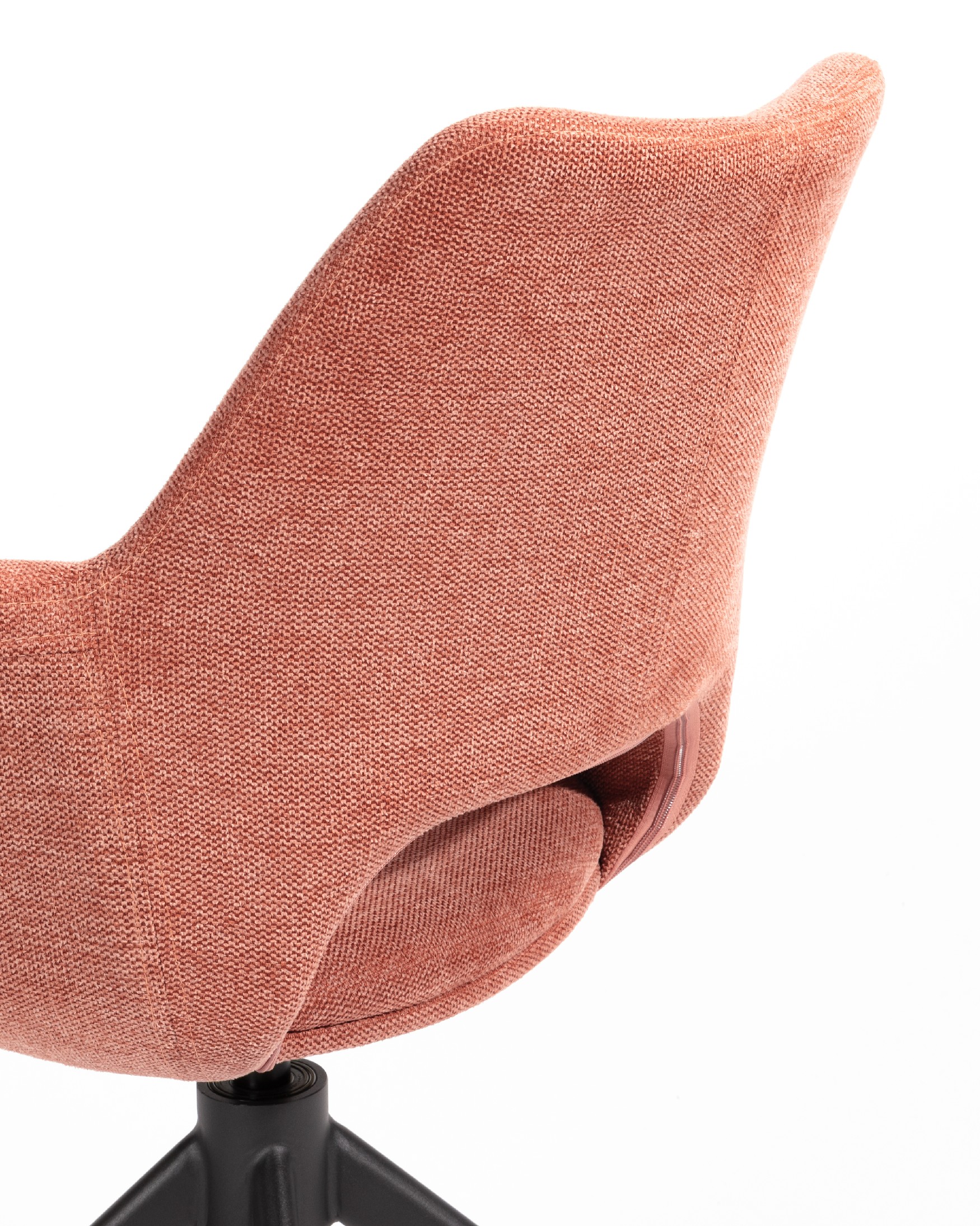 Silla Toronto con tapizado salmón y patas metálicas negras, giratoria 360°
