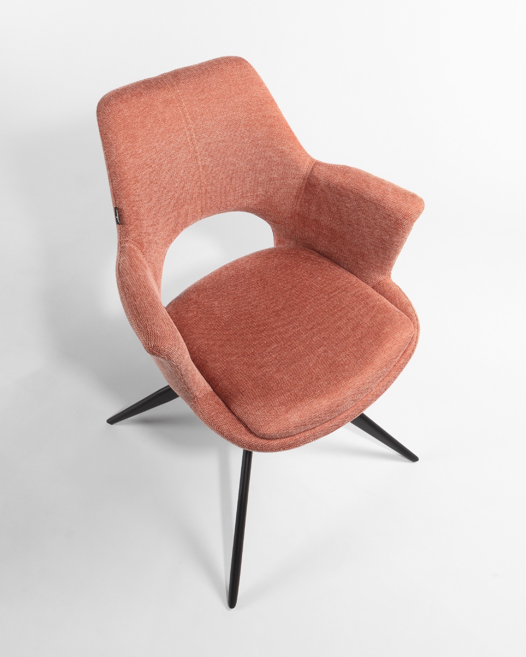 Silla Toronto con tapizado salmón y patas metálicas negras, giratoria 360°