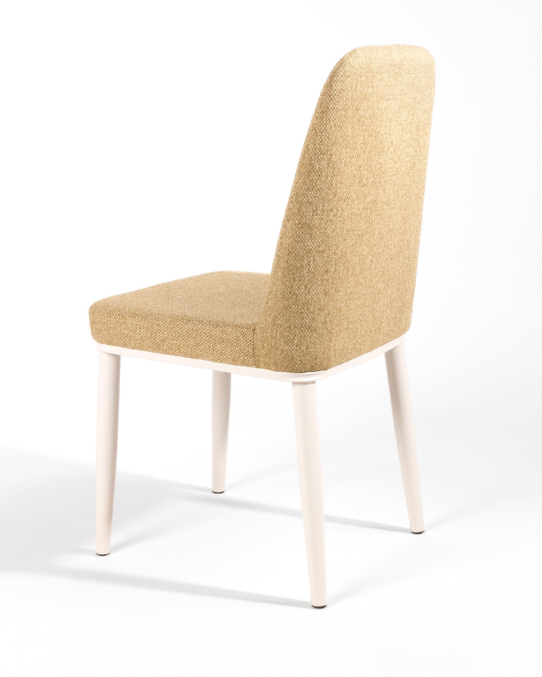 Silla Tromso con tapizado mostaza y patas metálicas marfil