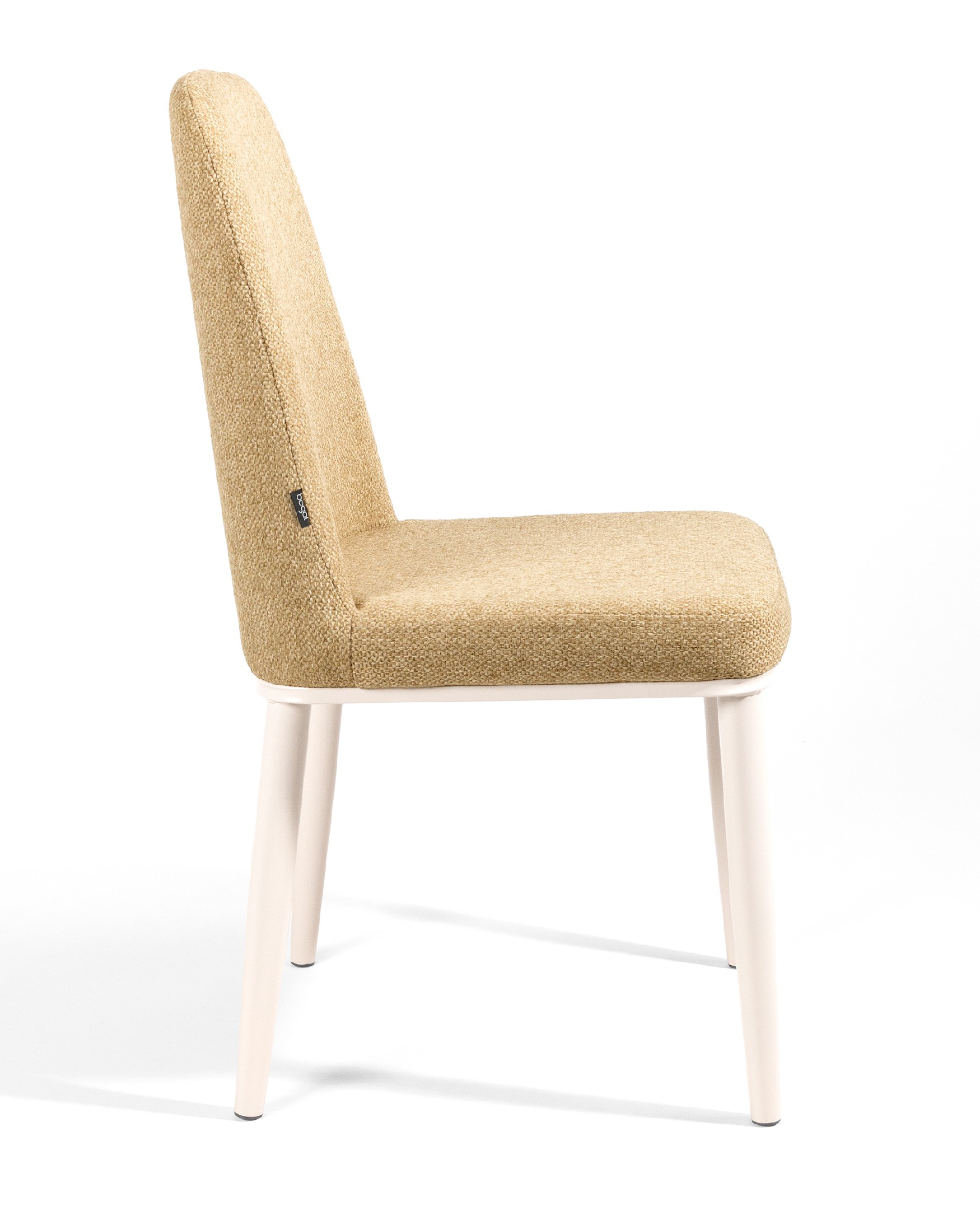 Silla Tromso con tapizado mostaza y patas metálicas marfil