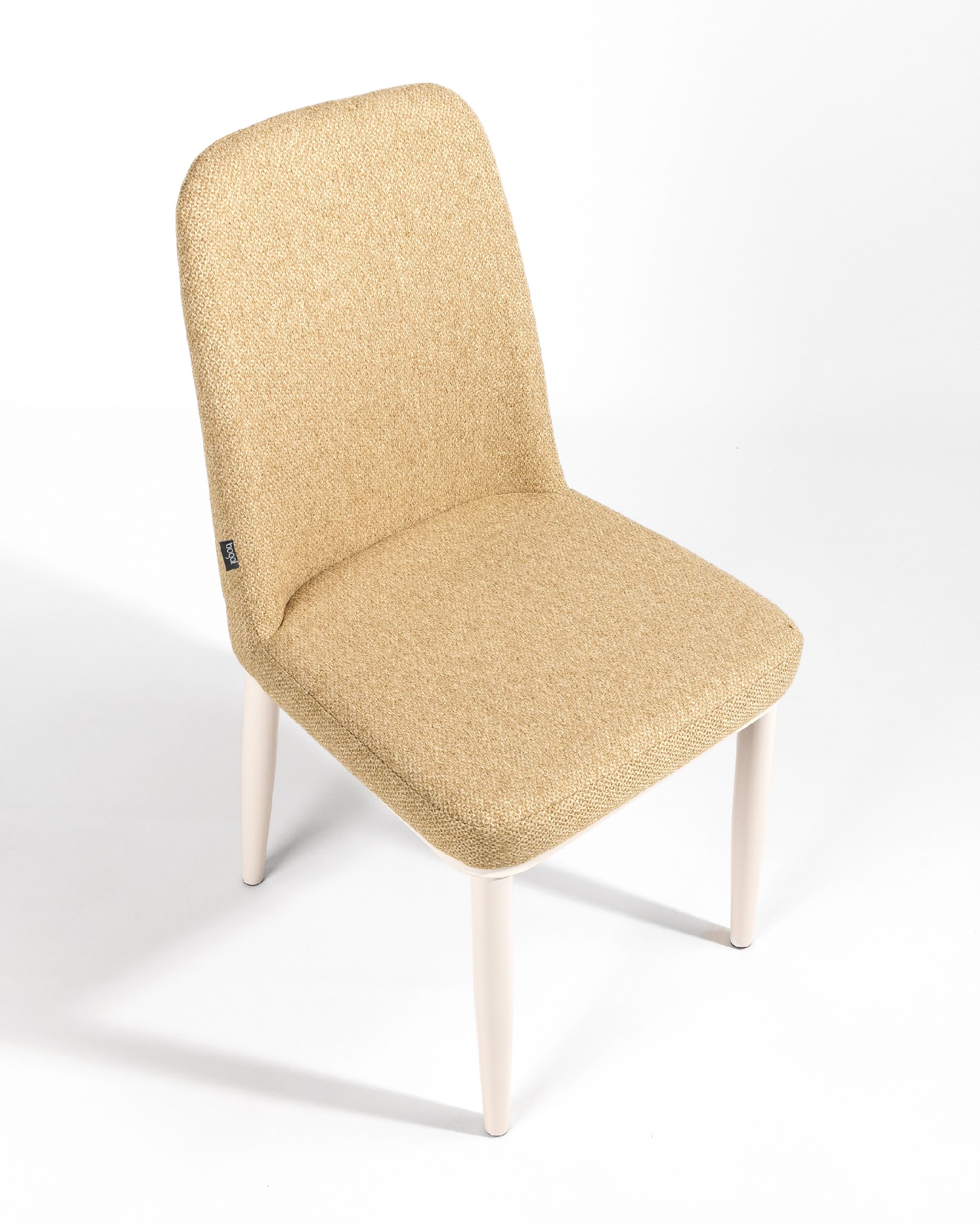 Silla Tromso con tapizado mostaza y patas metálicas marfil