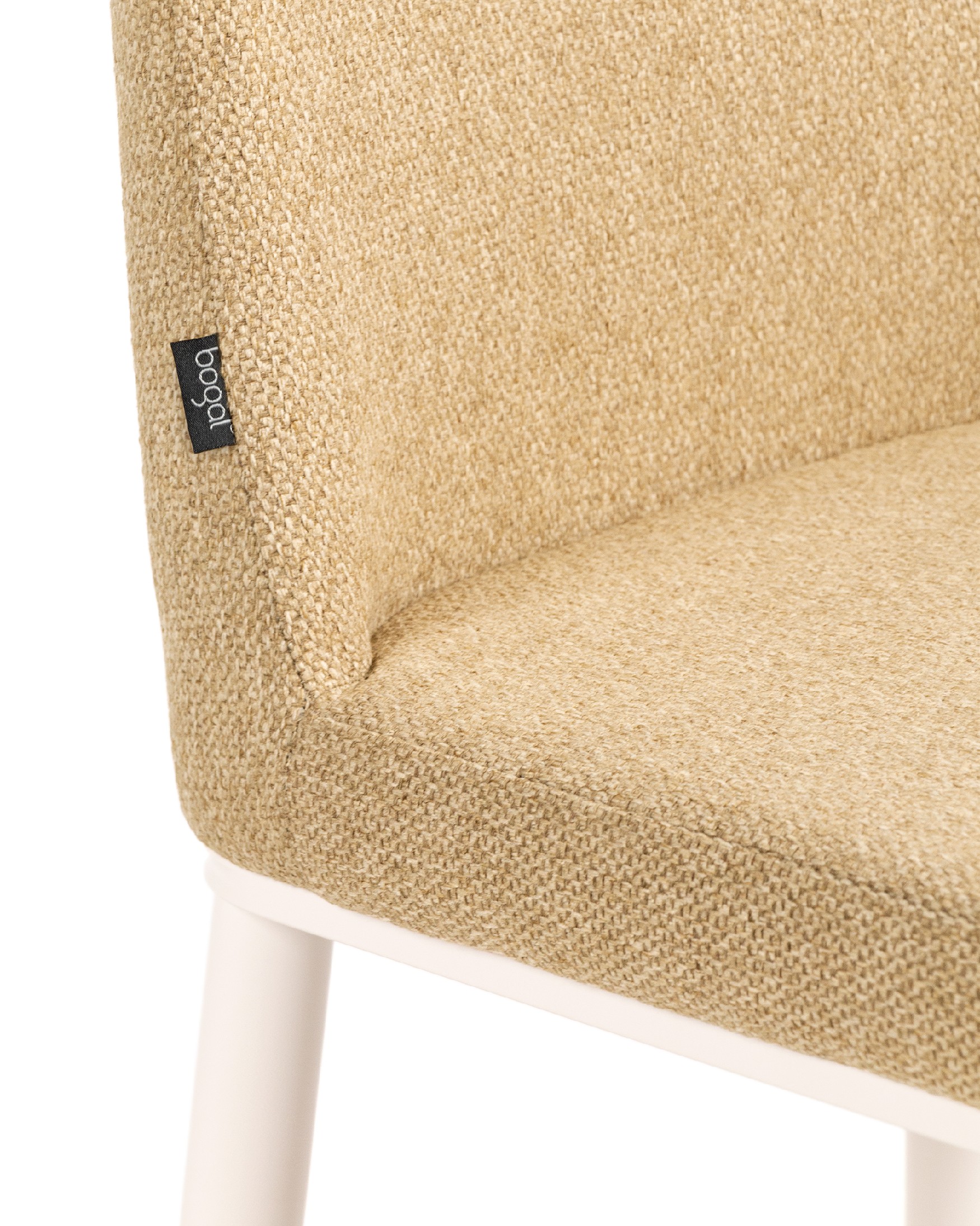 Silla Tromso con tapizado mostaza y patas metálicas marfil
