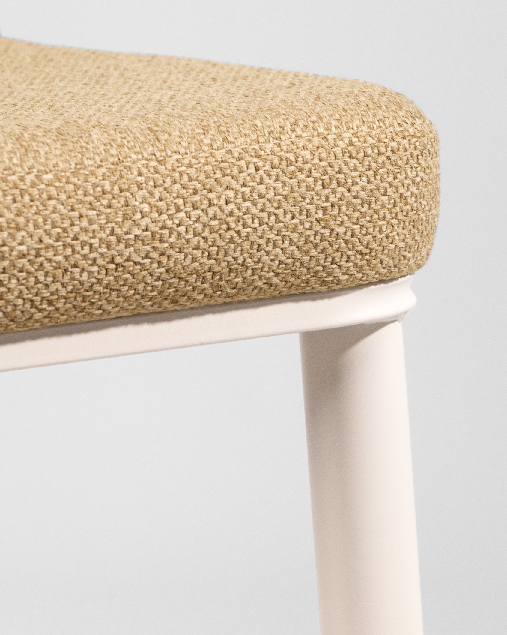 Silla Tromso con tapizado mostaza y patas metálicas marfil