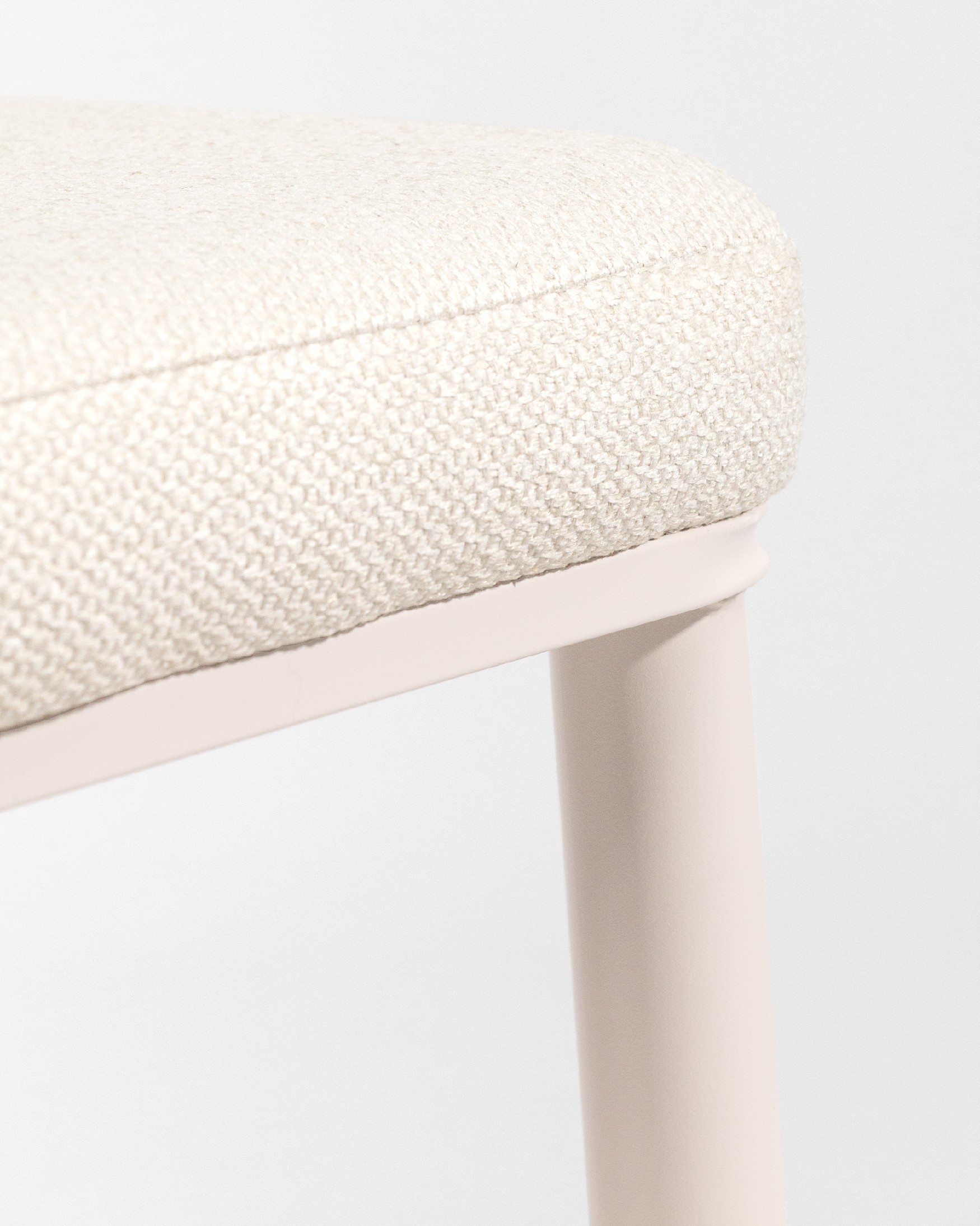 Chaise Tromso avec tapisserie en nacre et pieds métalliques ivoire