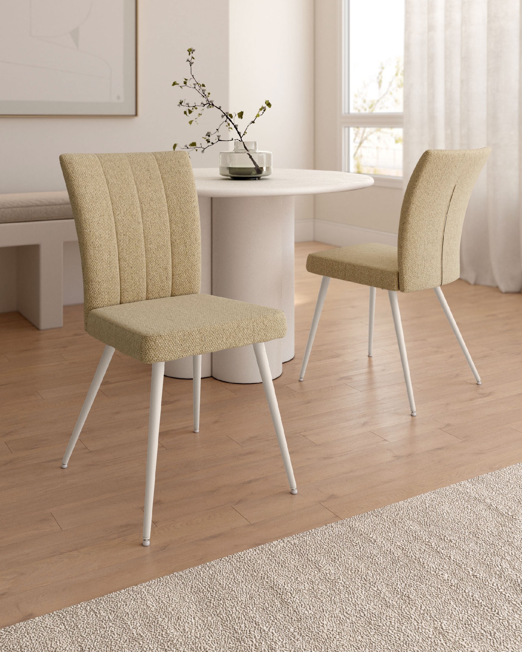 Silla Tucson con tapizado mostaza y patas metálicas marfil