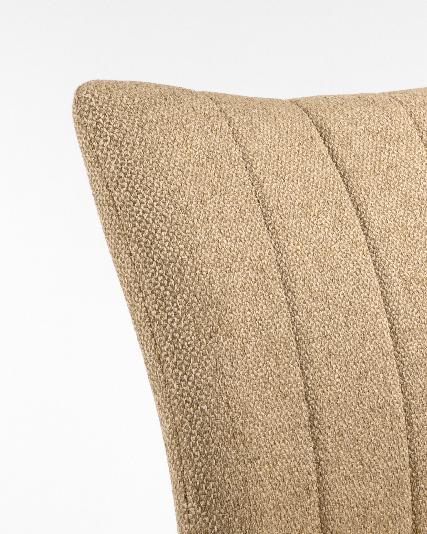 Silla Tucson con tapizado mostaza y patas metálicas marfil