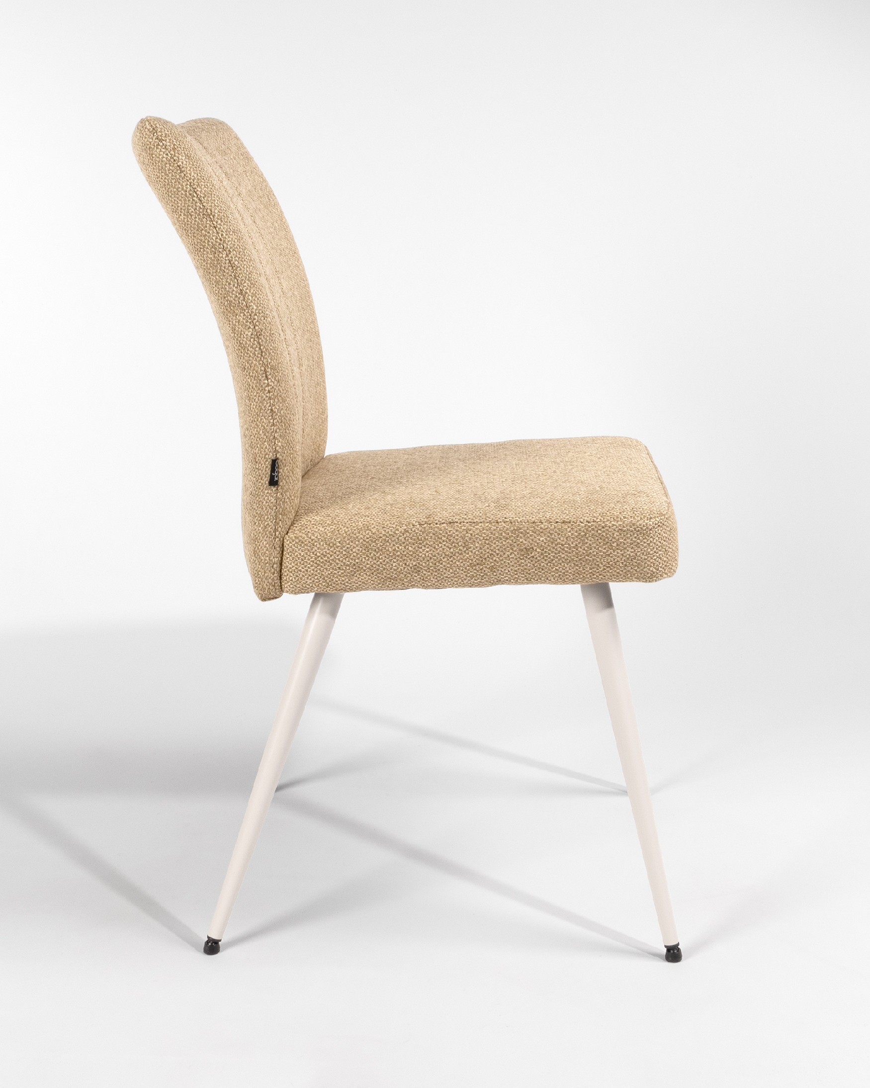 Silla Tucson con tapizado mostaza y patas metálicas marfil