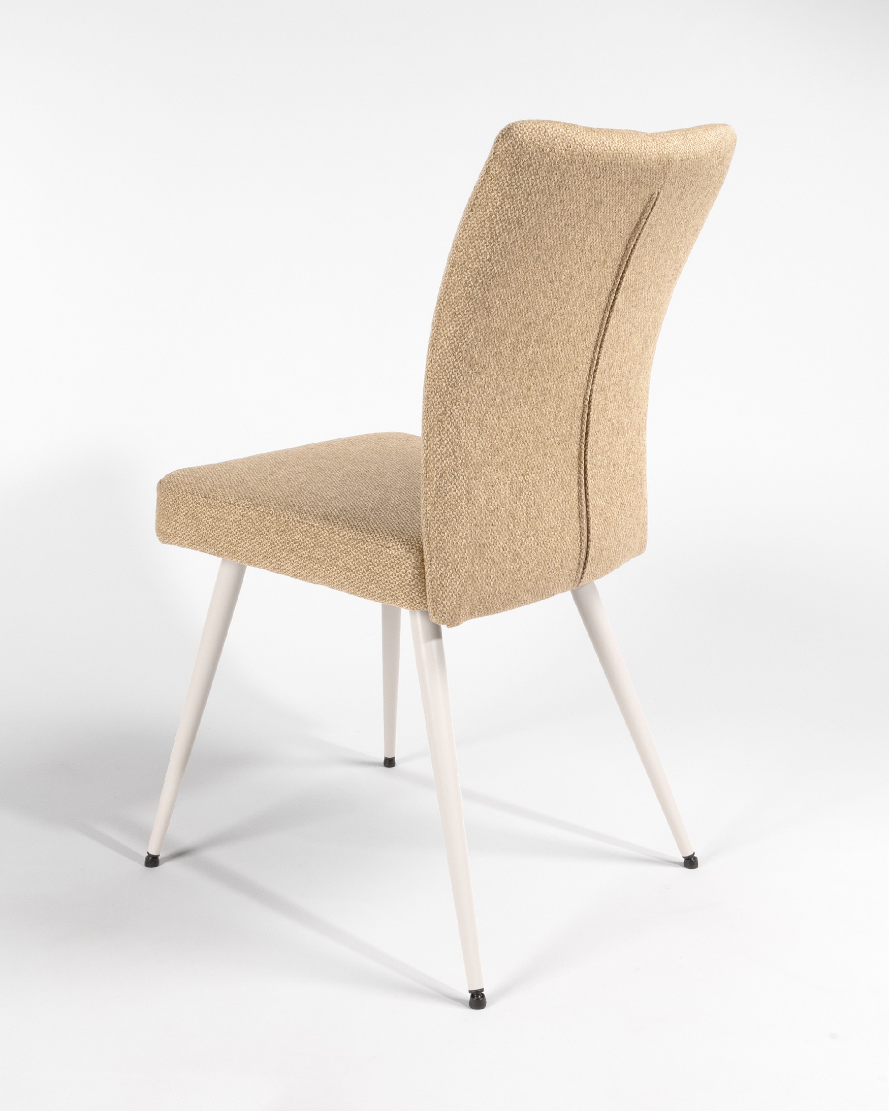 Silla Tucson con tapizado mostaza y patas metálicas marfil