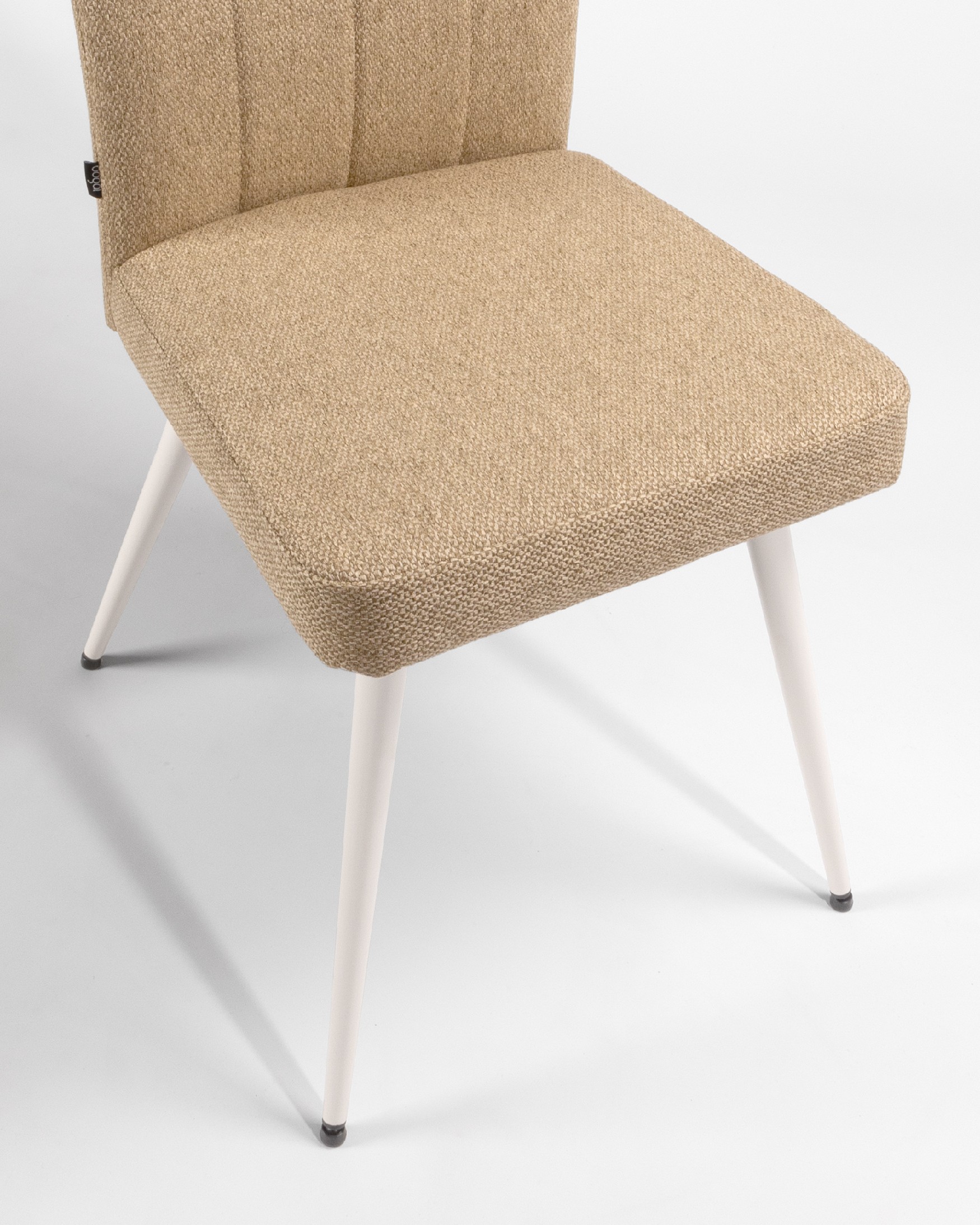 Silla Tucson con tapizado mostaza y patas metálicas marfil