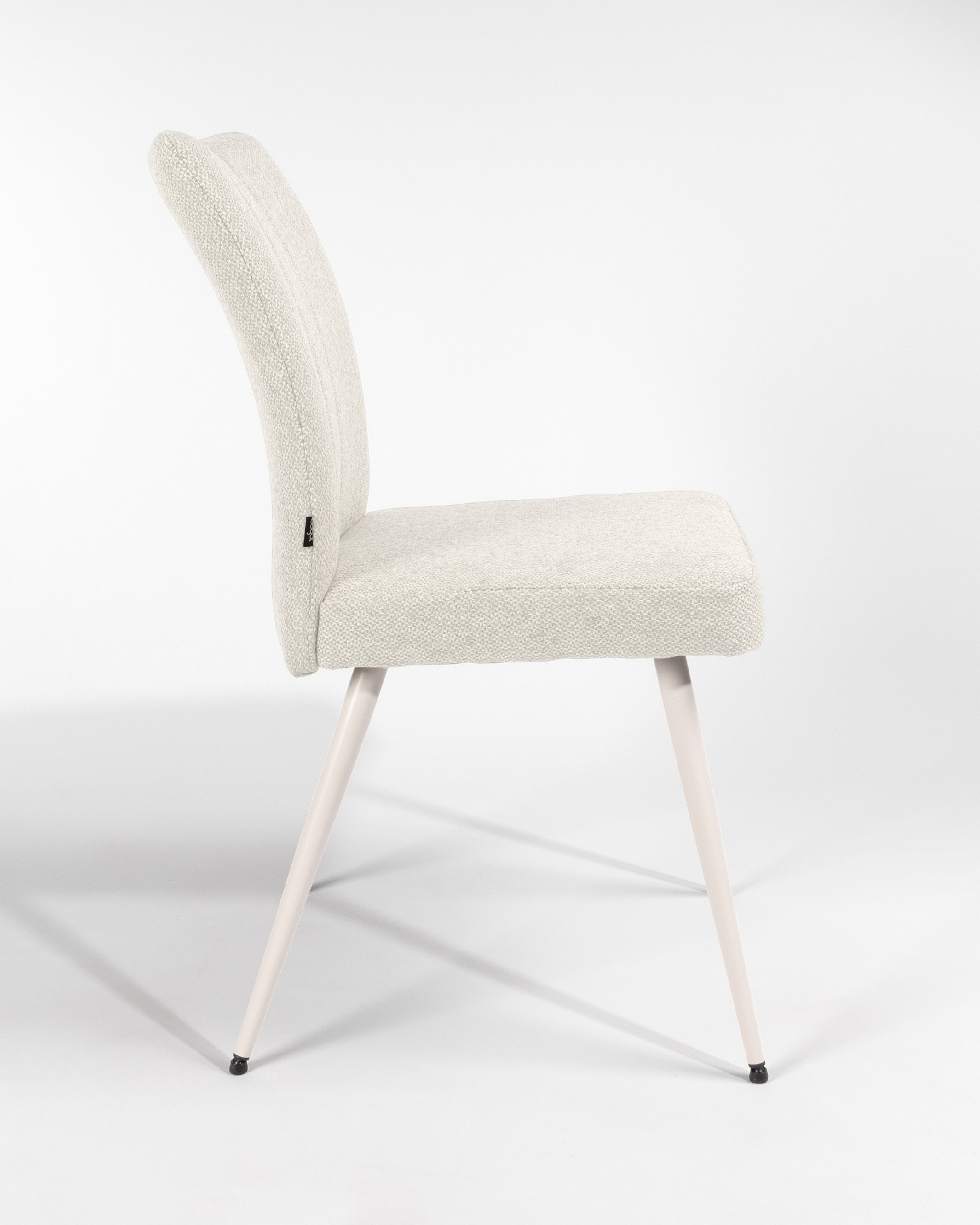 Chaise Tucson avec revêtement nacré et pieds métalliques ivoire