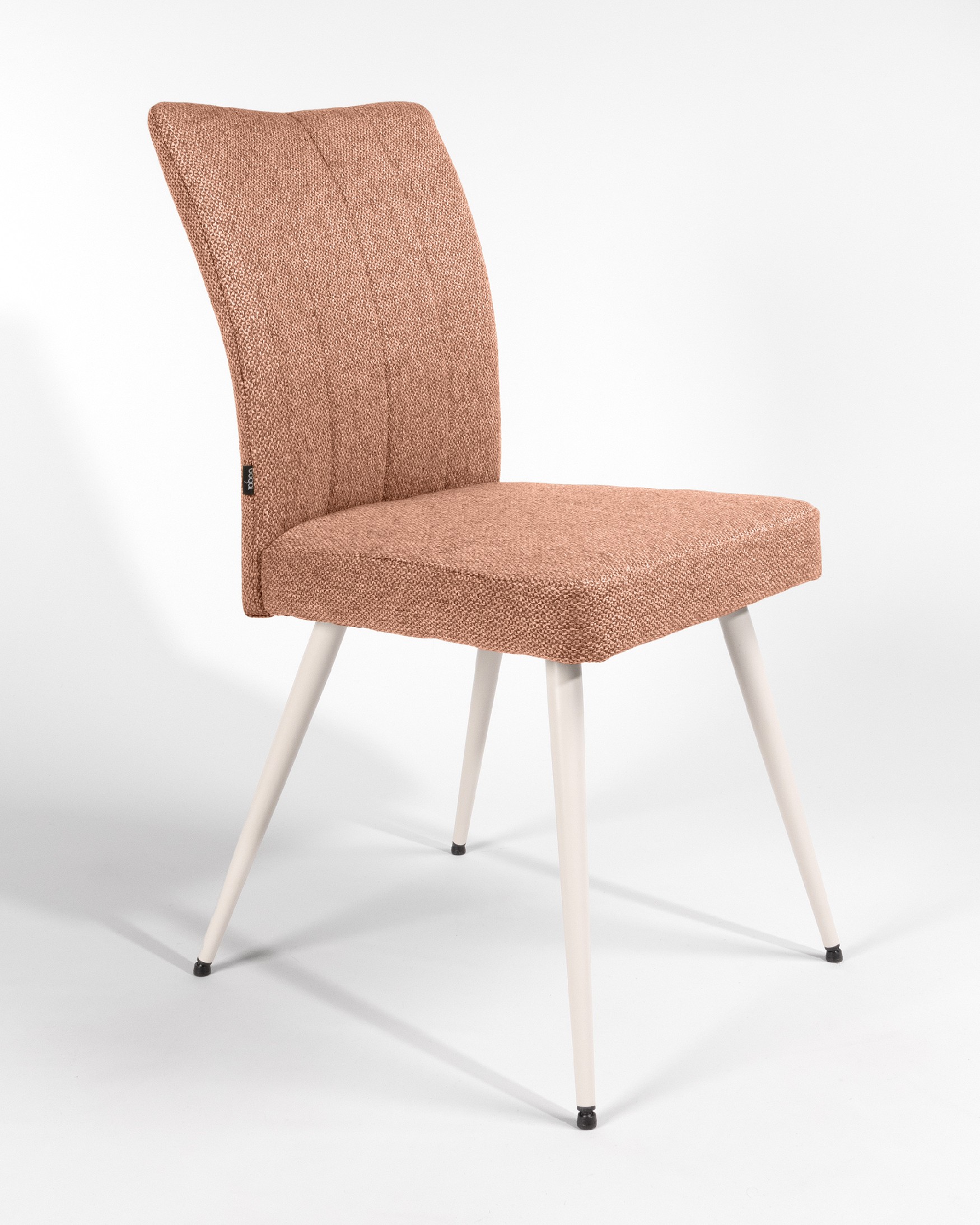Chaise Tucson avec rembourrage saumon et pieds métalliques ivoire