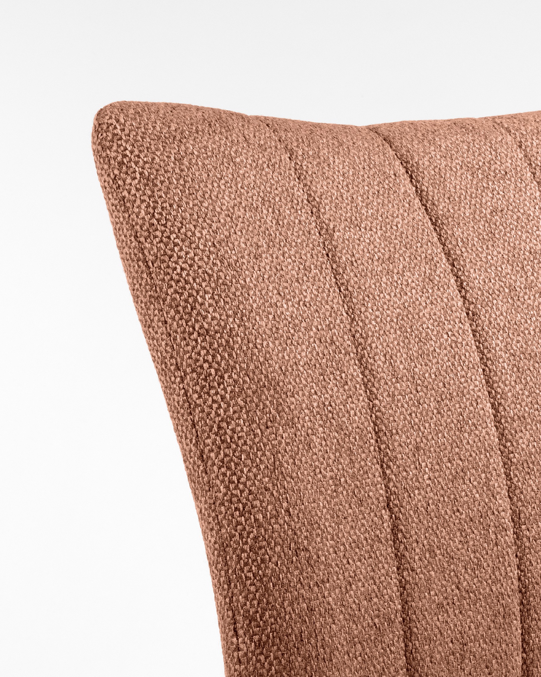 Chaise Tucson avec rembourrage saumon et pieds métalliques ivoire