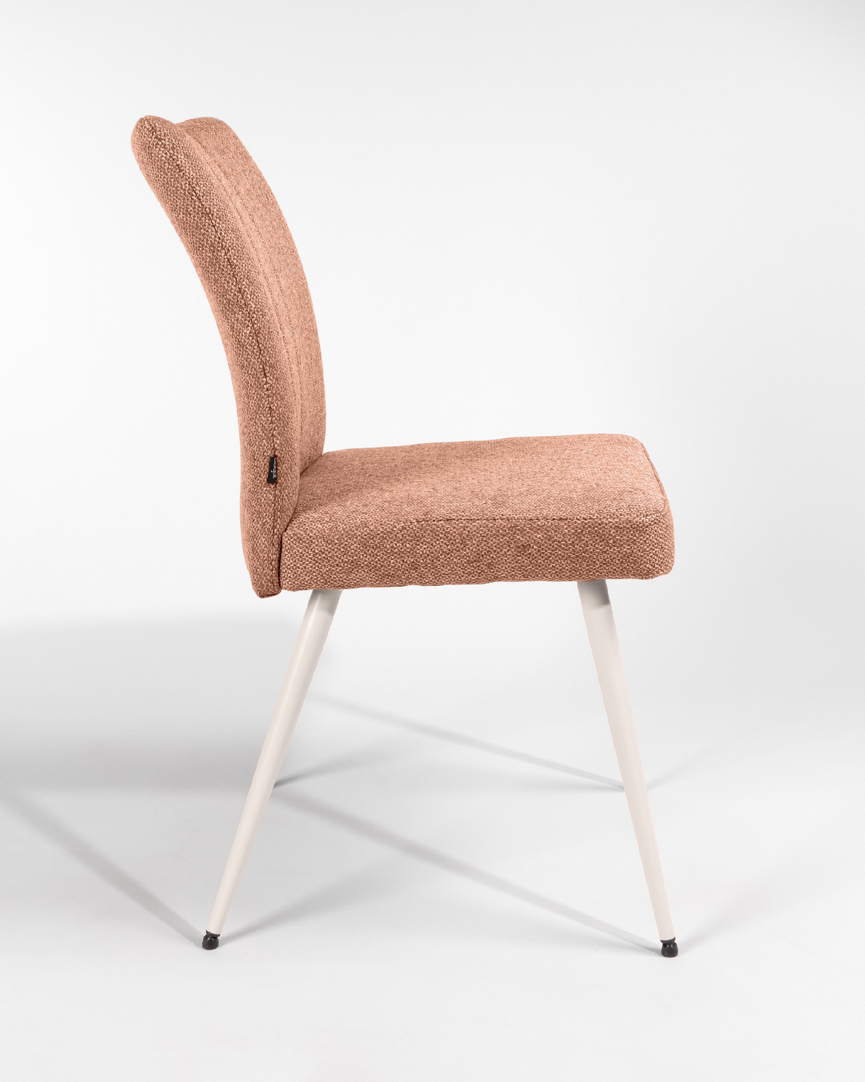 Chaise Tucson avec rembourrage saumon et pieds métalliques ivoire