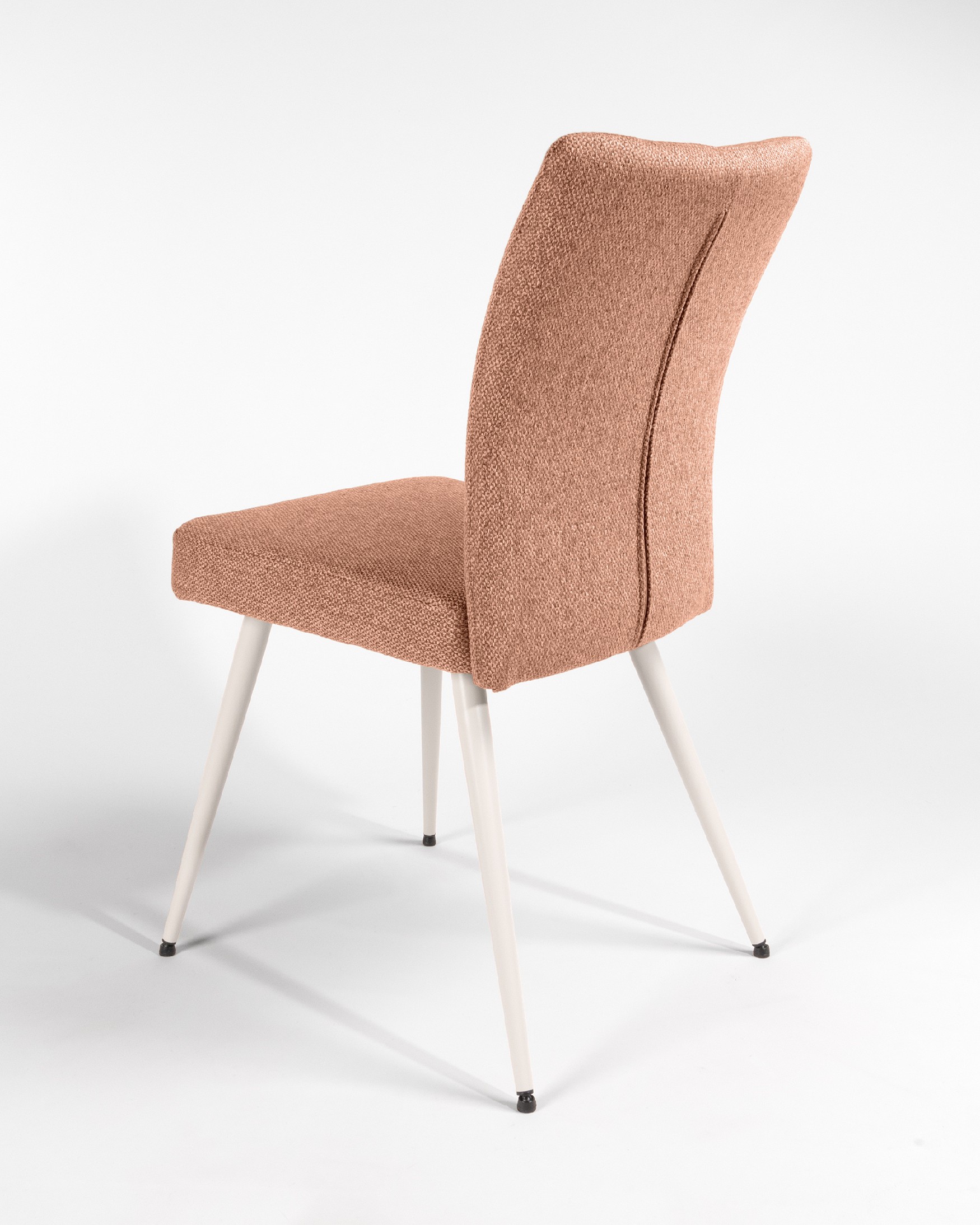Chaise Tucson avec rembourrage saumon et pieds métalliques ivoire