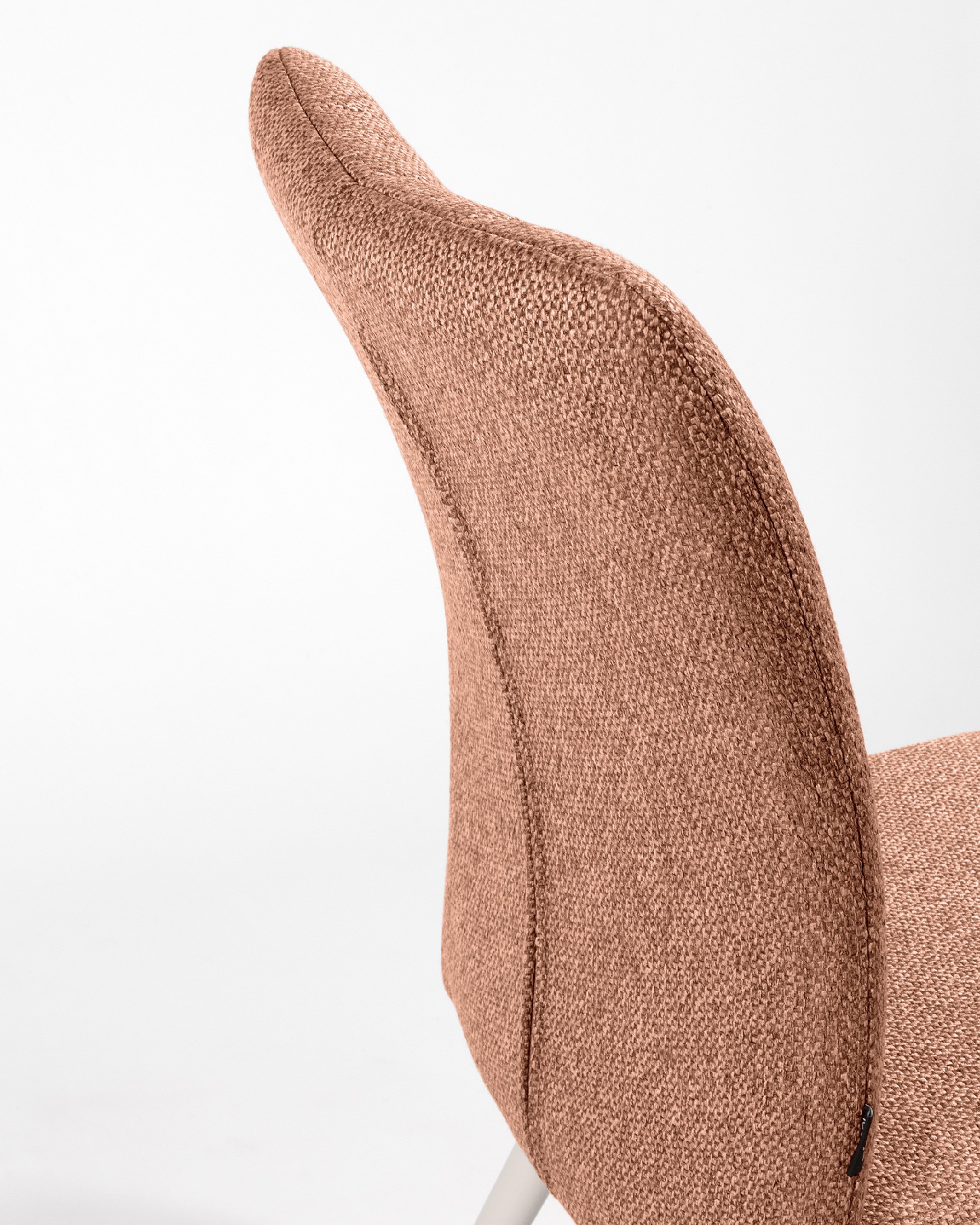 Chaise Tucson avec rembourrage saumon et pieds métalliques ivoire