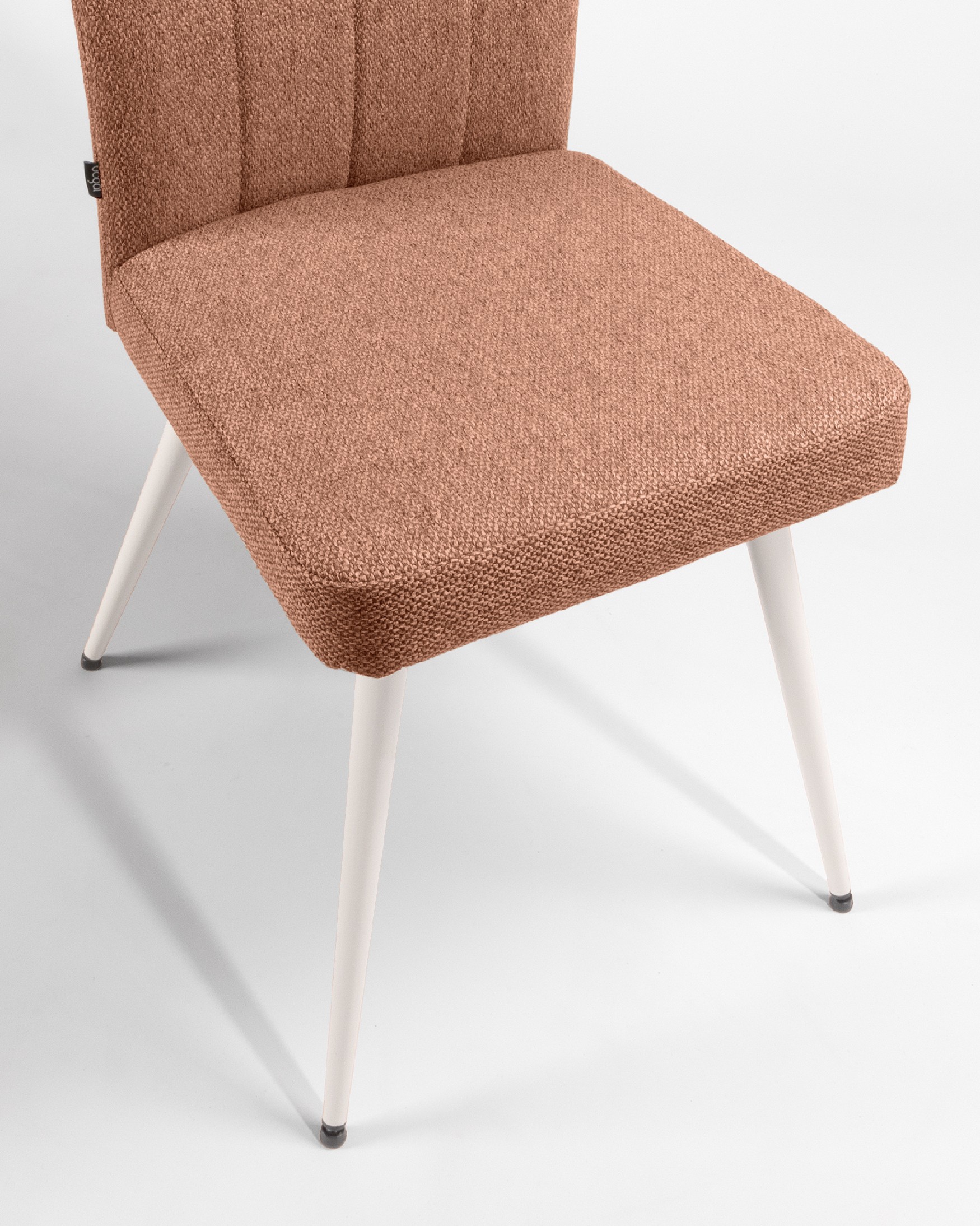 Chaise Tucson avec rembourrage saumon et pieds métalliques ivoire