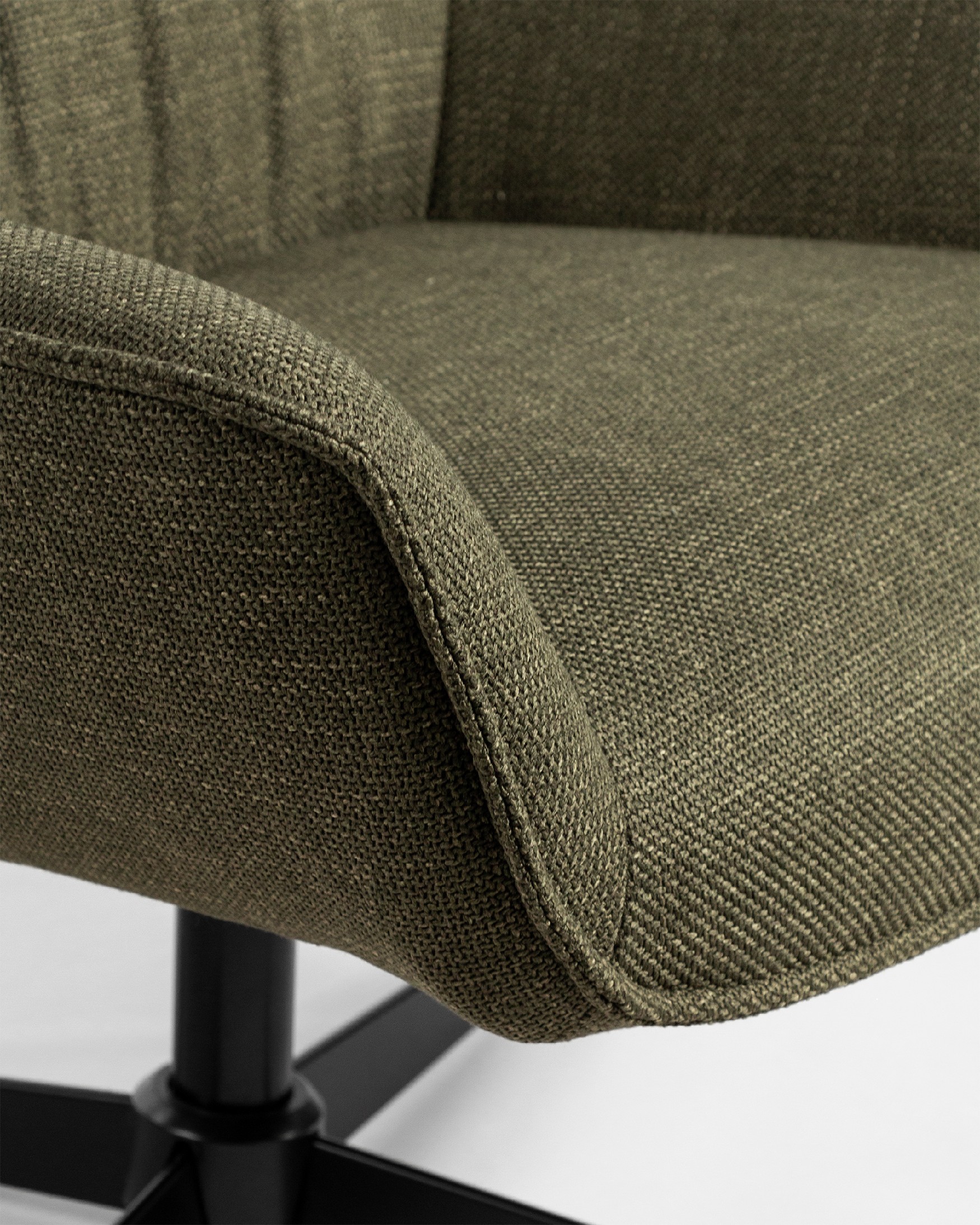 Fauteuil pivotant Tulipan avec rembourrage gris et pieds en métal noirs.