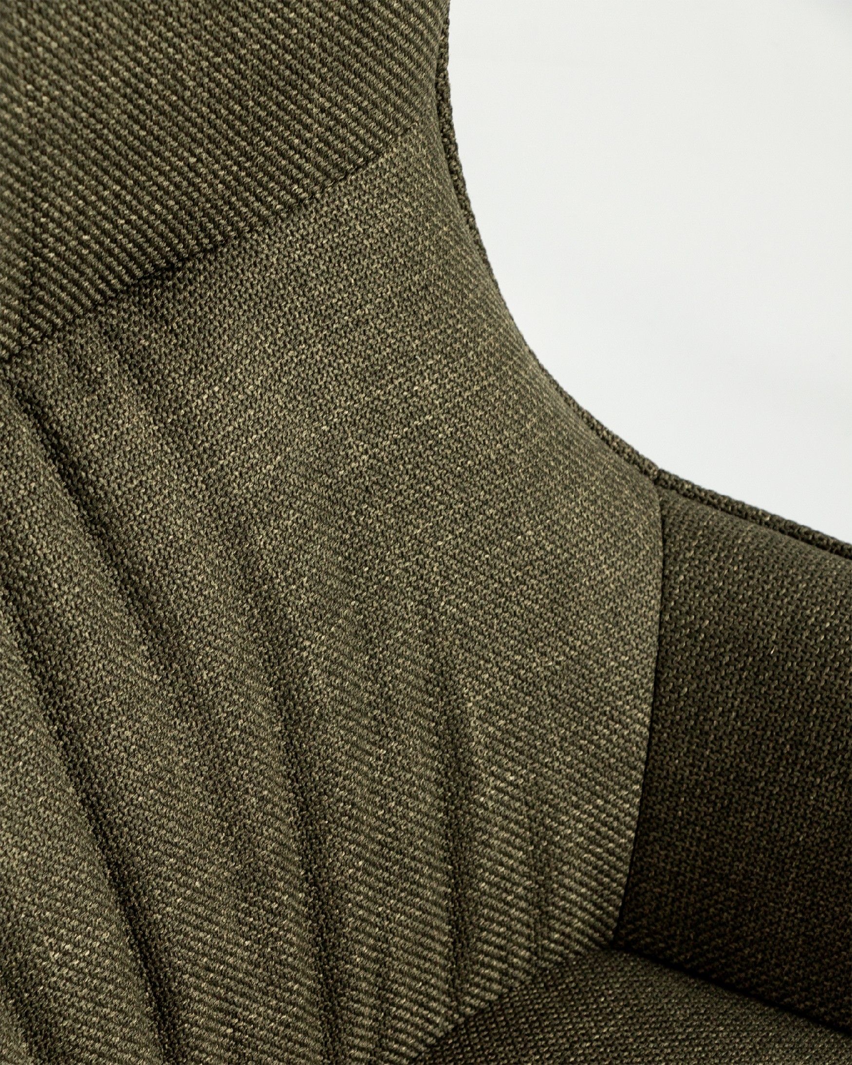 Fauteuil pivotant Tulipan avec rembourrage gris et pieds en métal noirs.