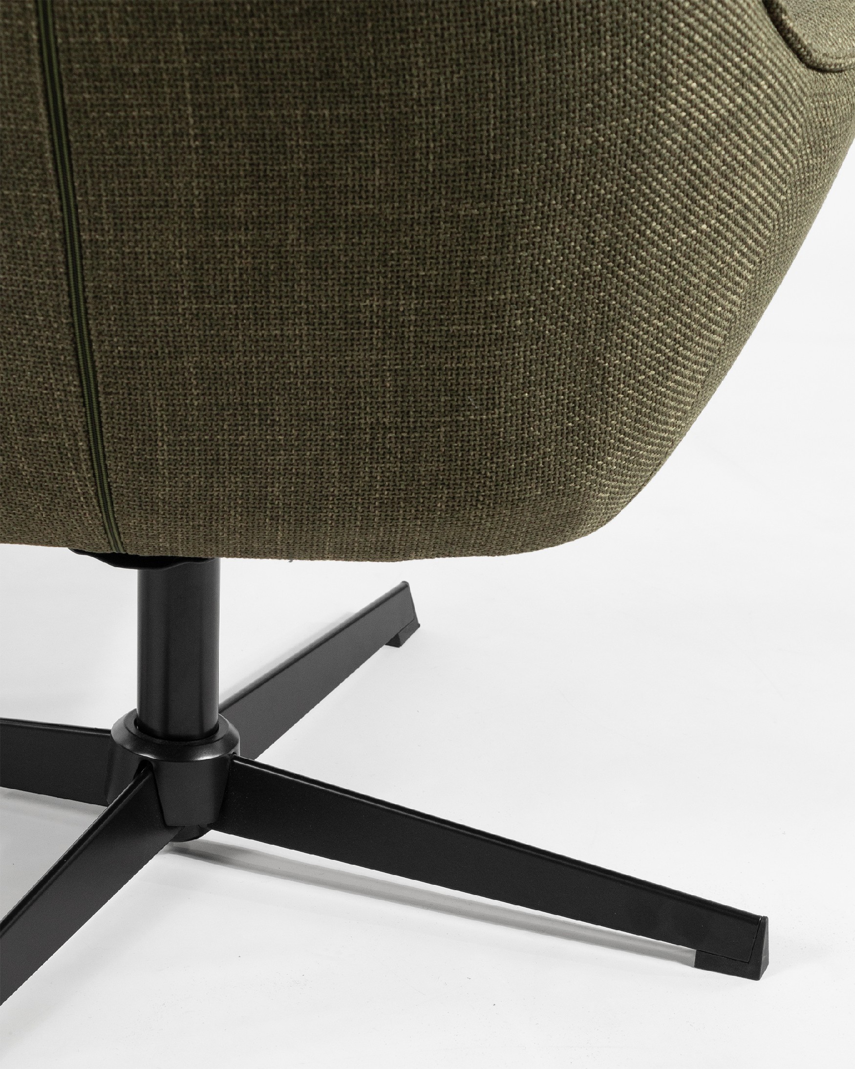 Fauteuil pivotant Tulipan avec rembourrage gris et pieds en métal noirs.