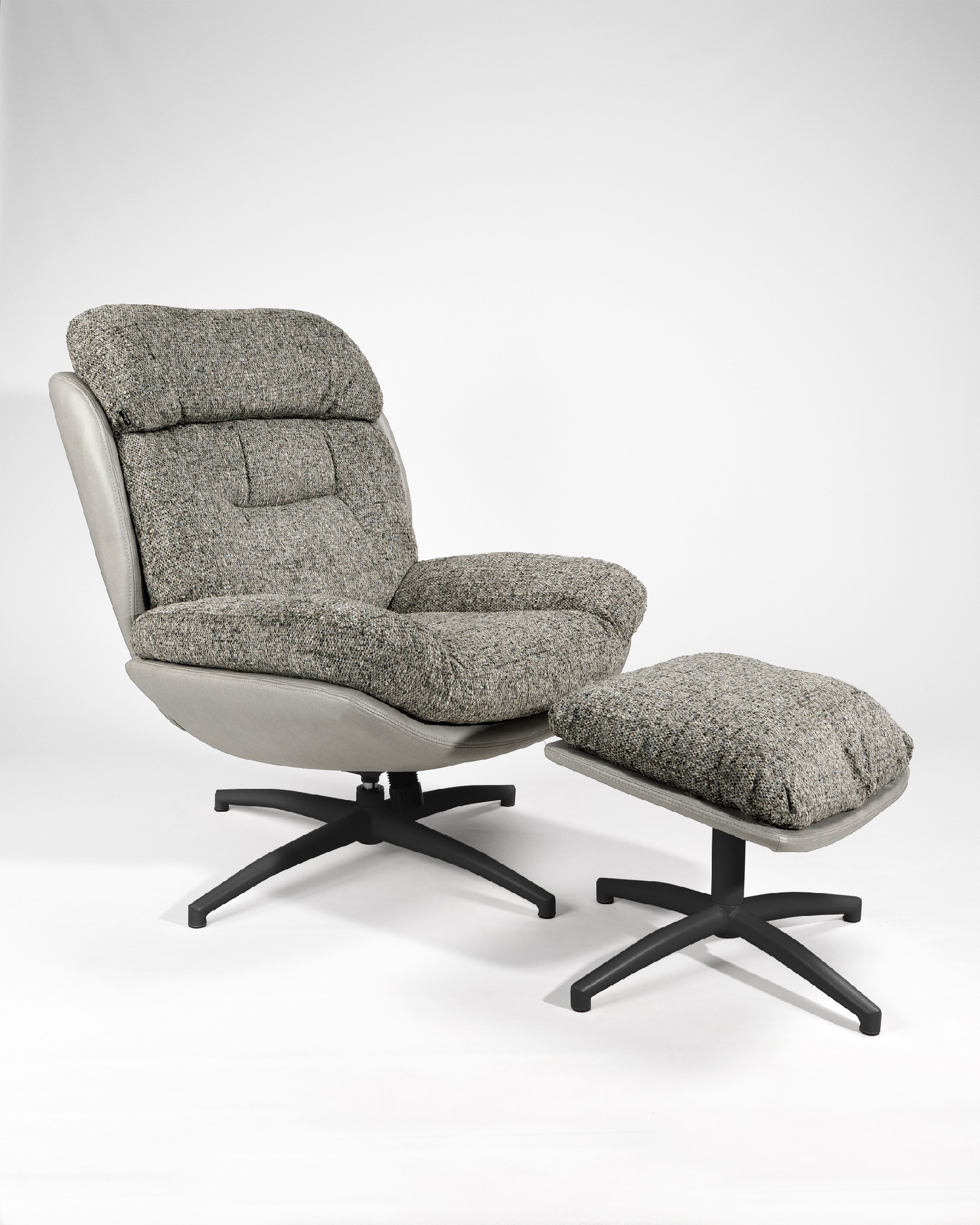 Tunia armchair with gray upholstery and cloud with black metal structure ottoman, 360° swivel rocking.