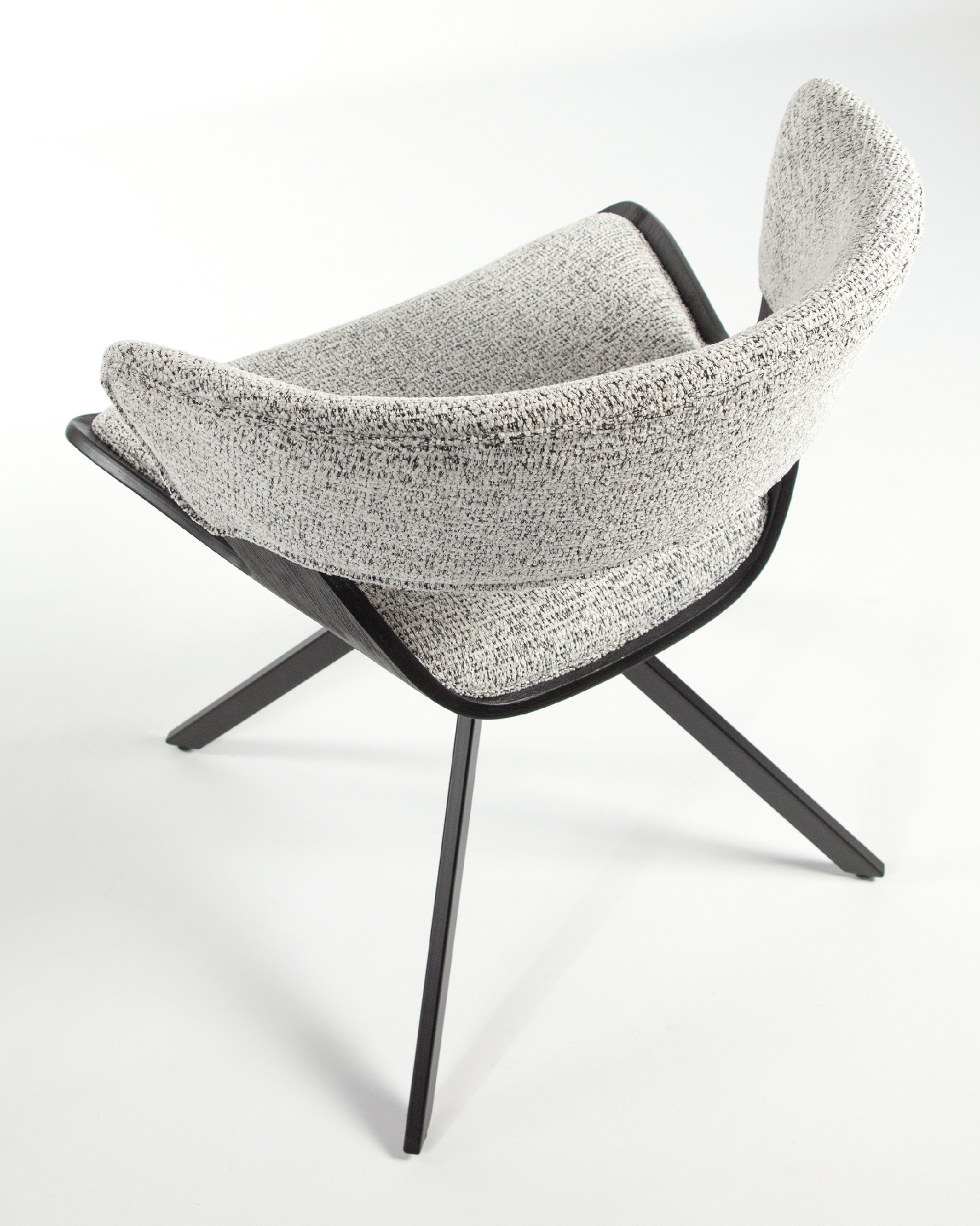 Chaise Umbria avec un revêtement marbré et une structure en chêne noir