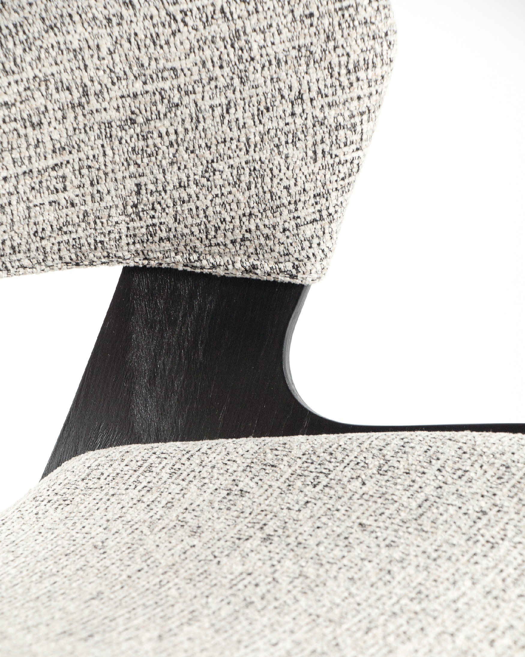 Chaise Umbria avec un revêtement marbré et une structure en chêne noir