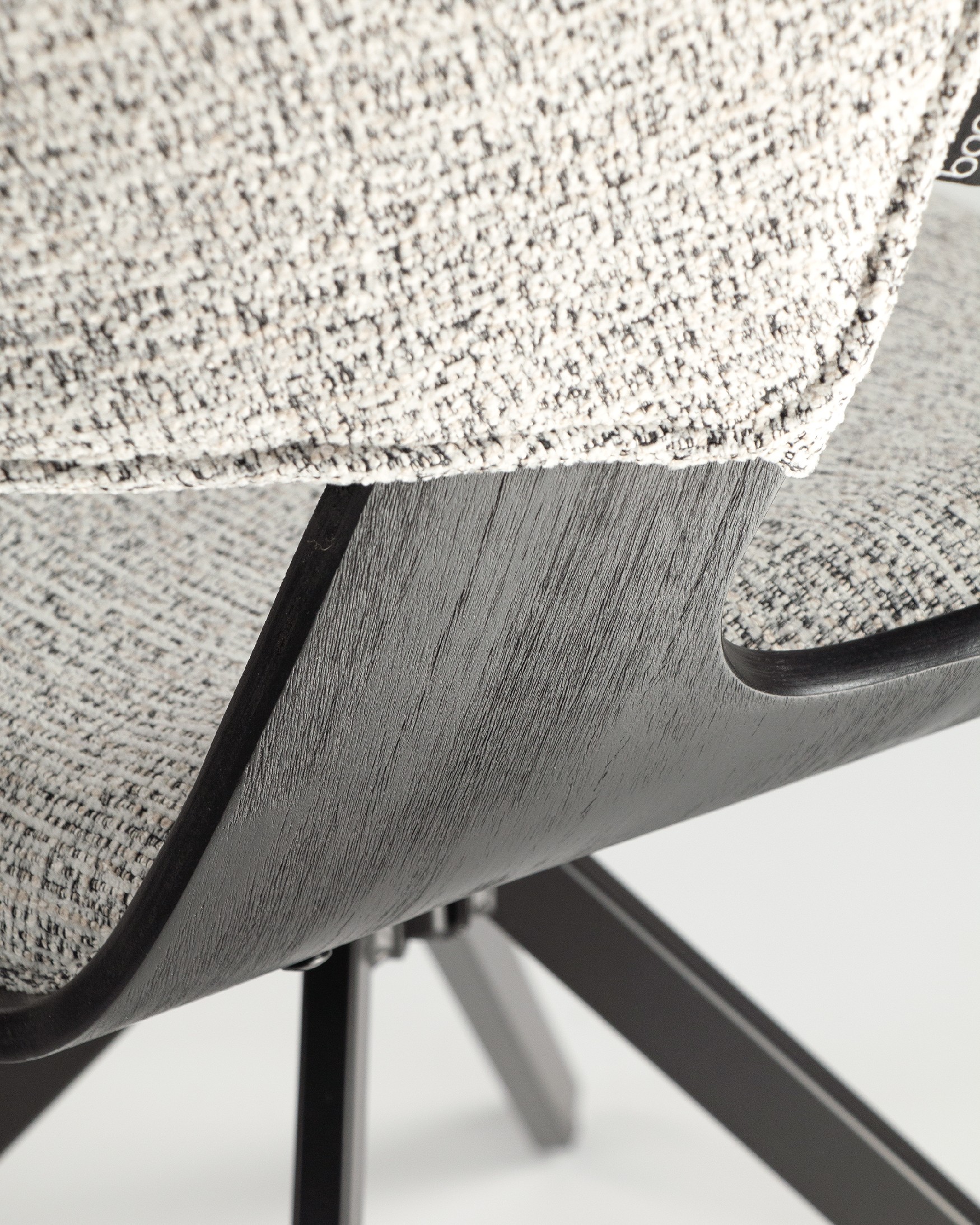 Chaise Umbria avec un revêtement marbré et une structure en chêne noir