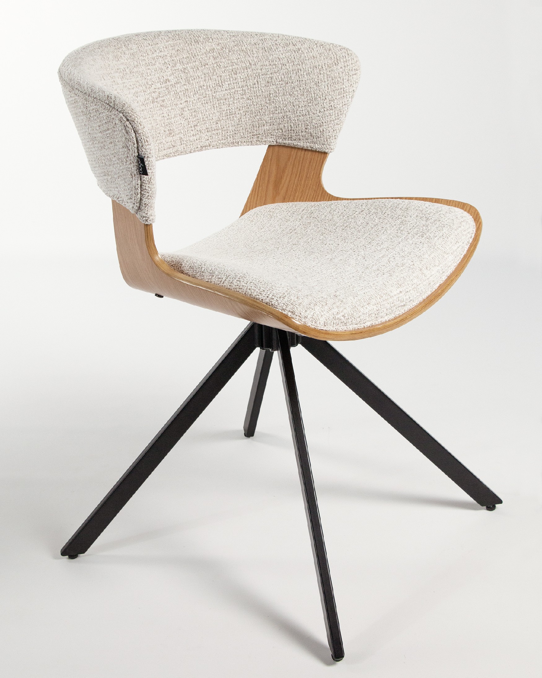 Chaise Umbria avec revêtement nacre et structure en chêne naturel