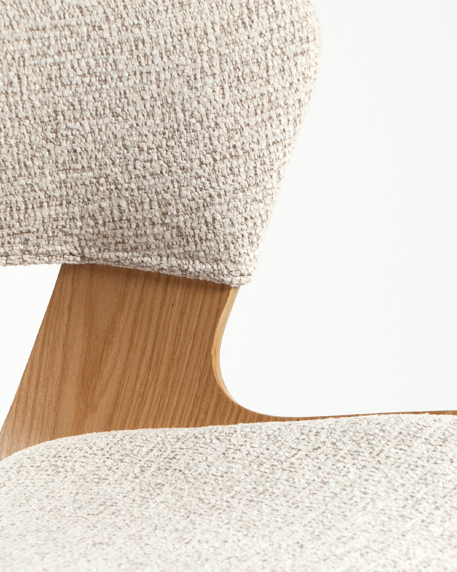 Chaise Umbria avec revêtement nacre et structure en chêne naturel