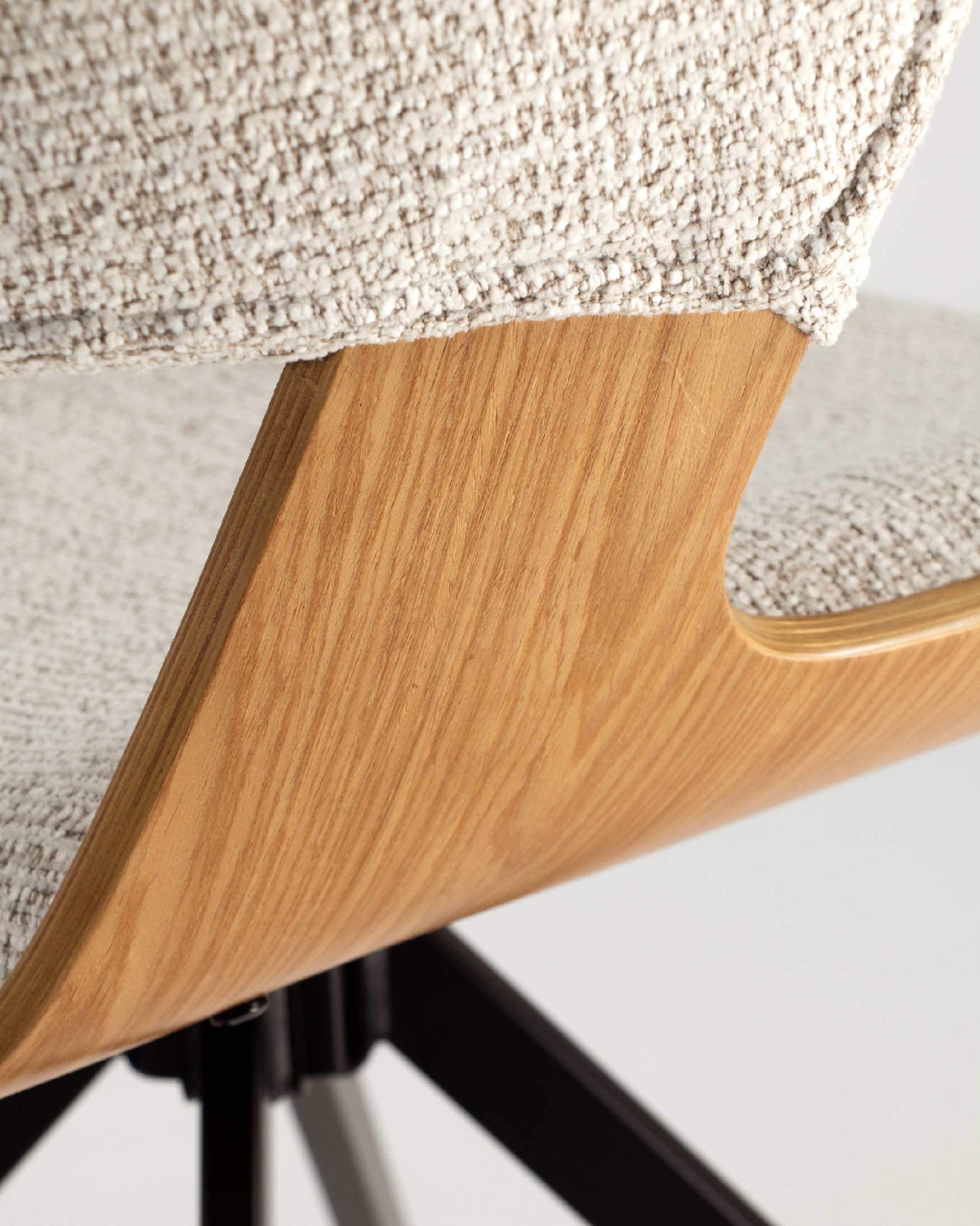 Chaise Umbria avec revêtement nacre et structure en chêne naturel