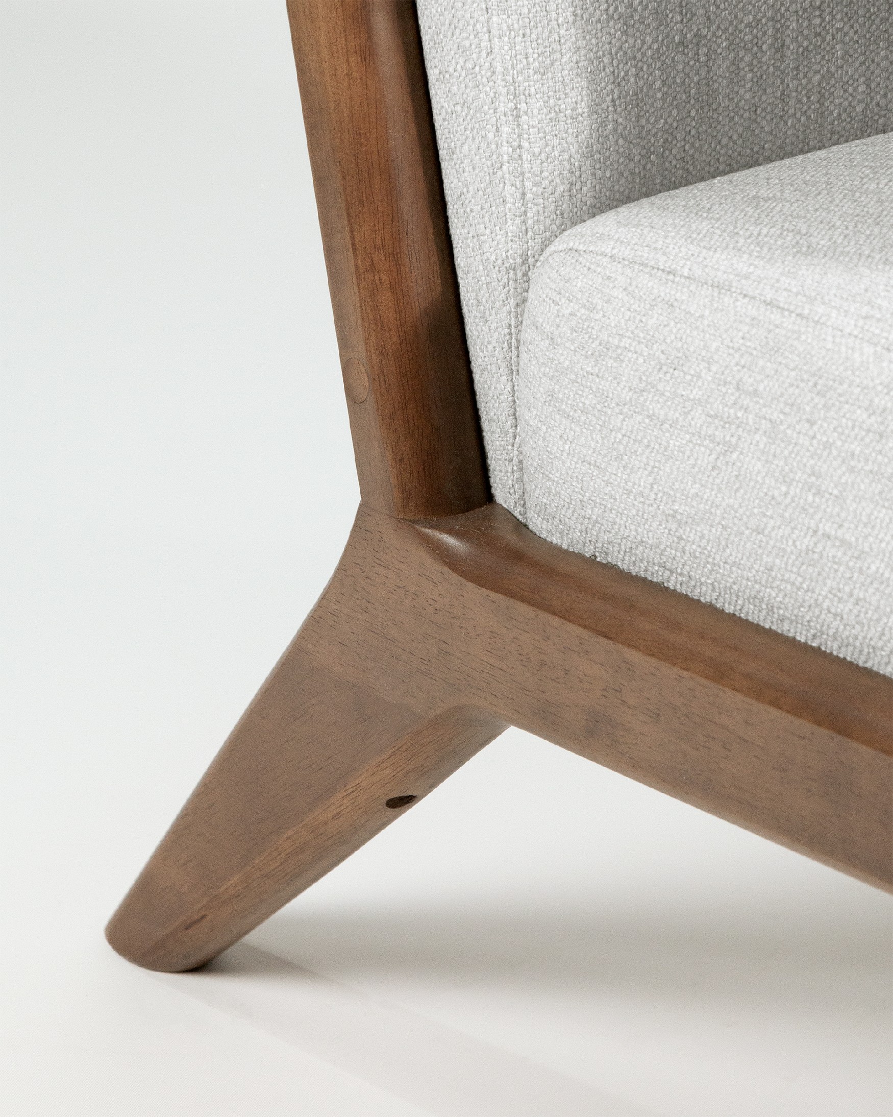 Butaca Ume con tapizado perla y acabado madera oscura