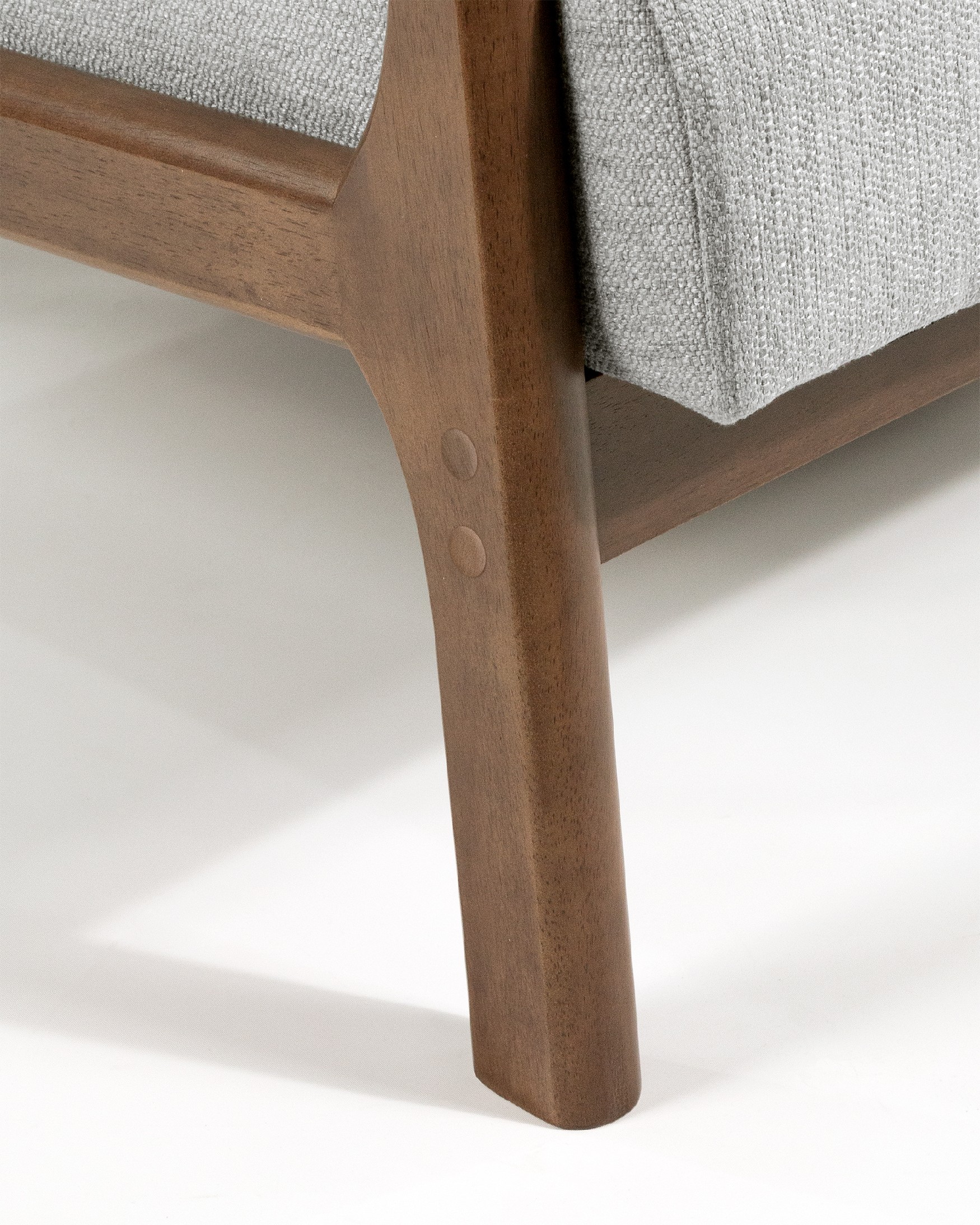 Butaca Ume con tapizado perla y acabado madera oscura