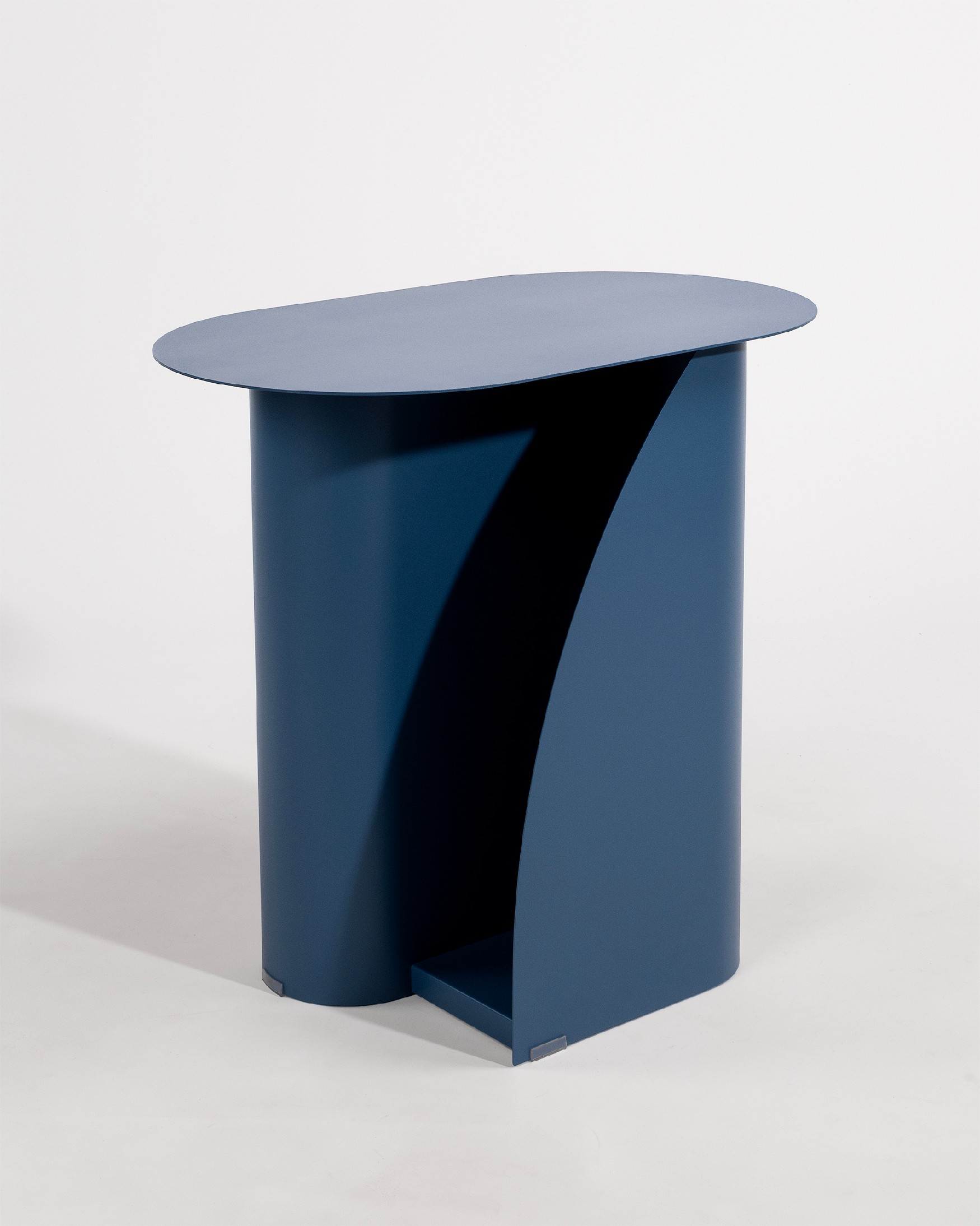 Urban oval side table in blue lacquered metal