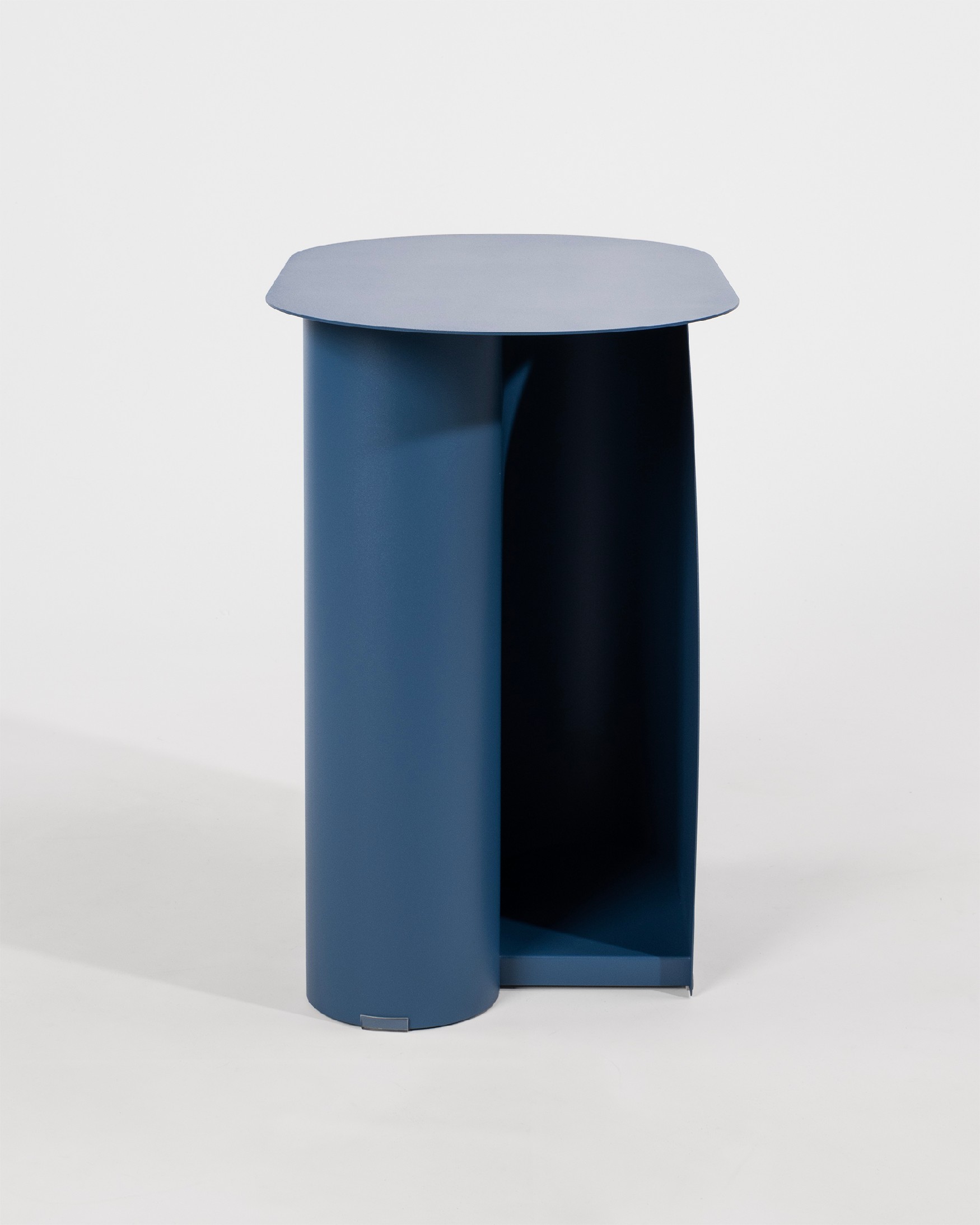 Urban oval side table in blue lacquered metal