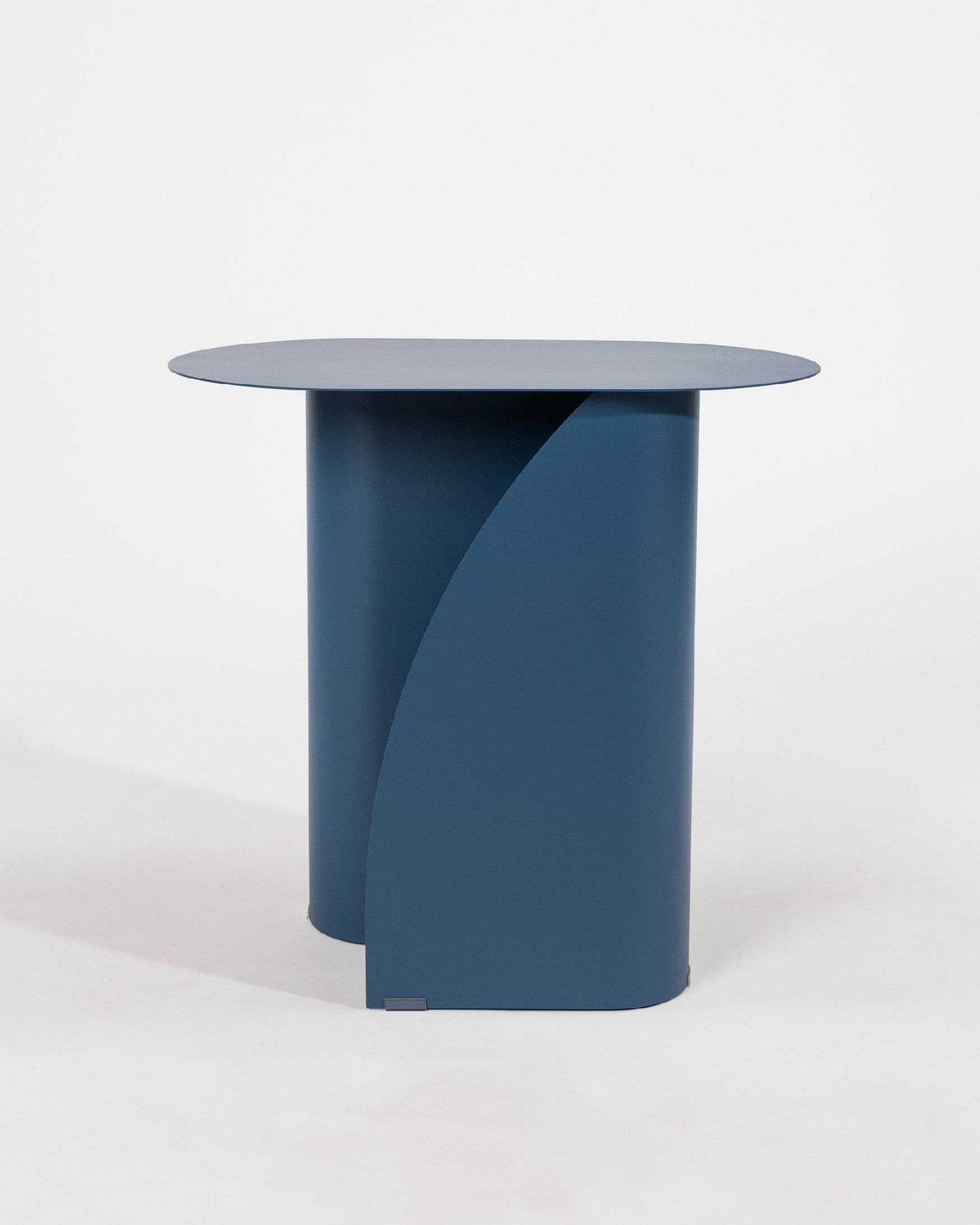 Urban oval side table in blue lacquered metal