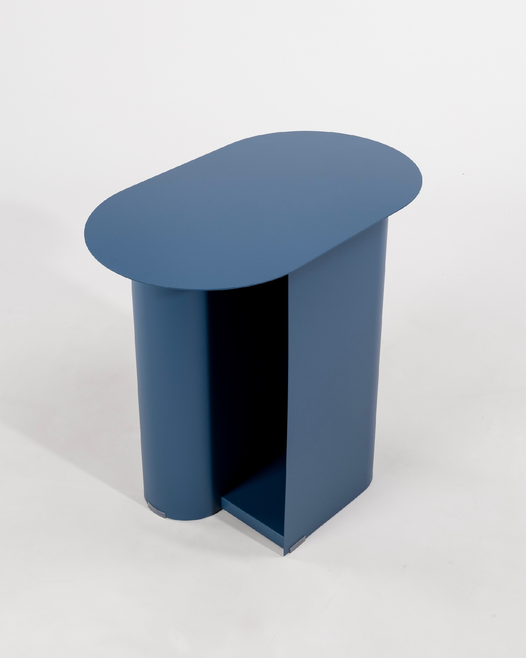 Urban oval side table in blue lacquered metal