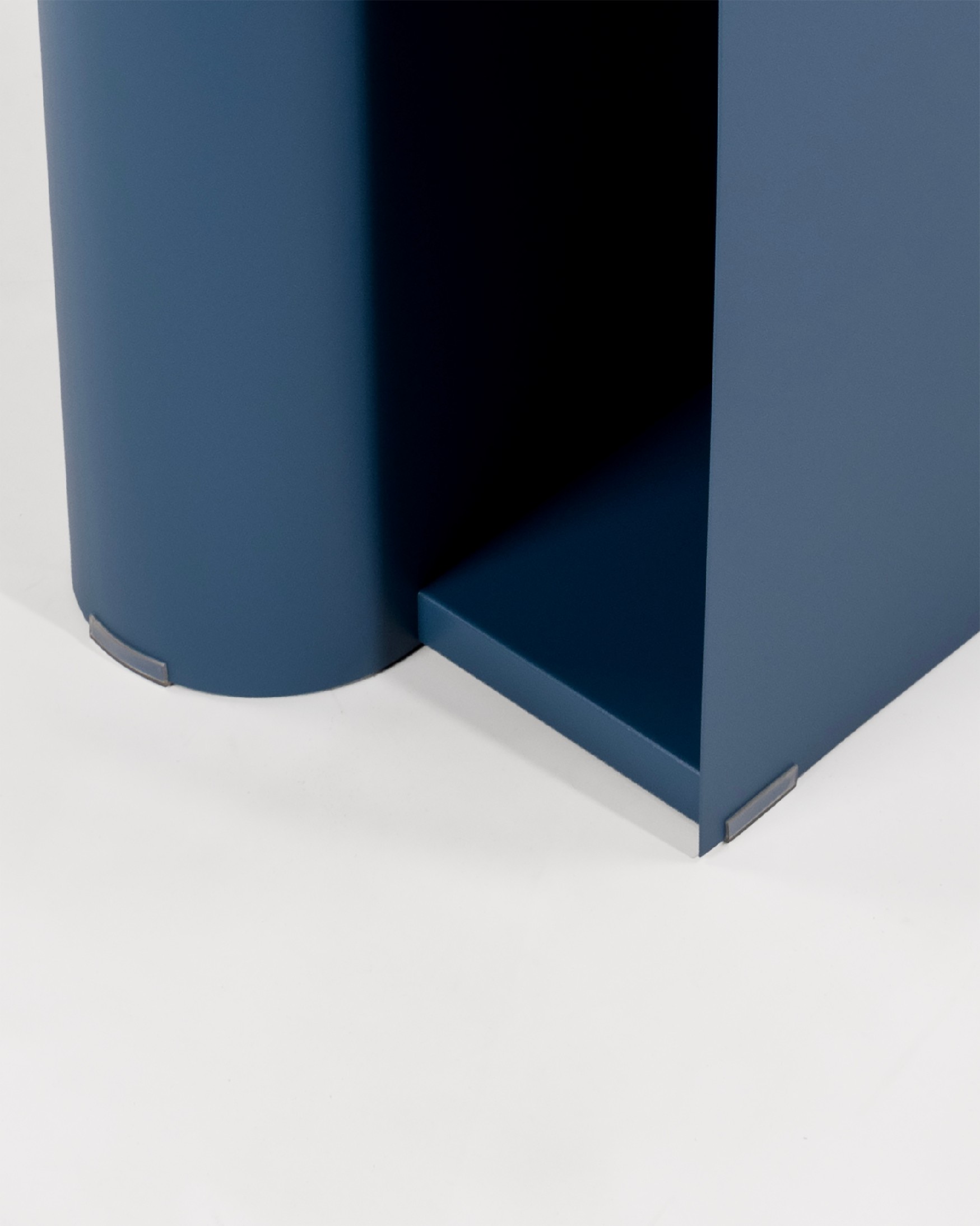 Urban oval side table in blue lacquered metal