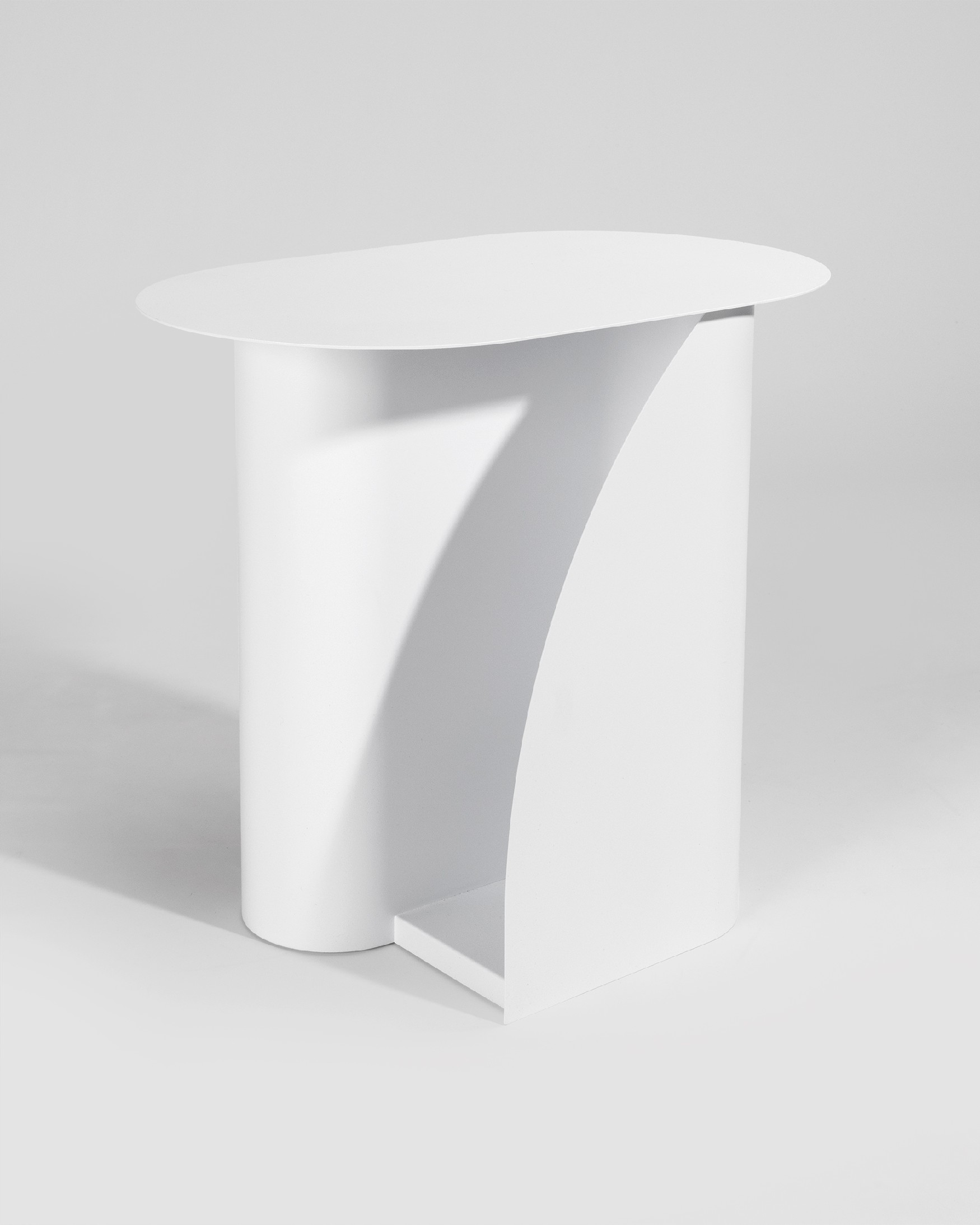 Urban oval side table in white lacquered metal