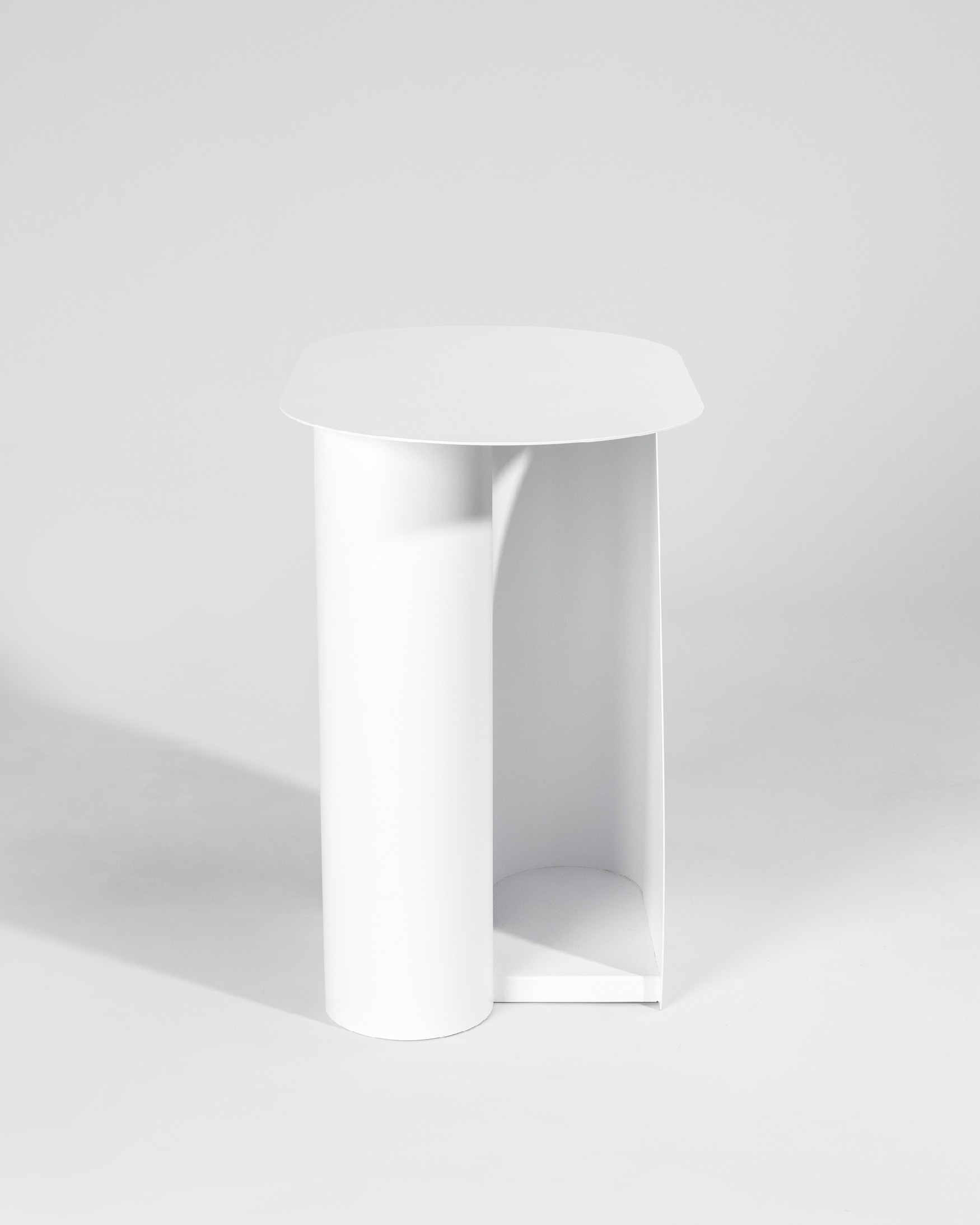 Urban oval side table in white lacquered metal