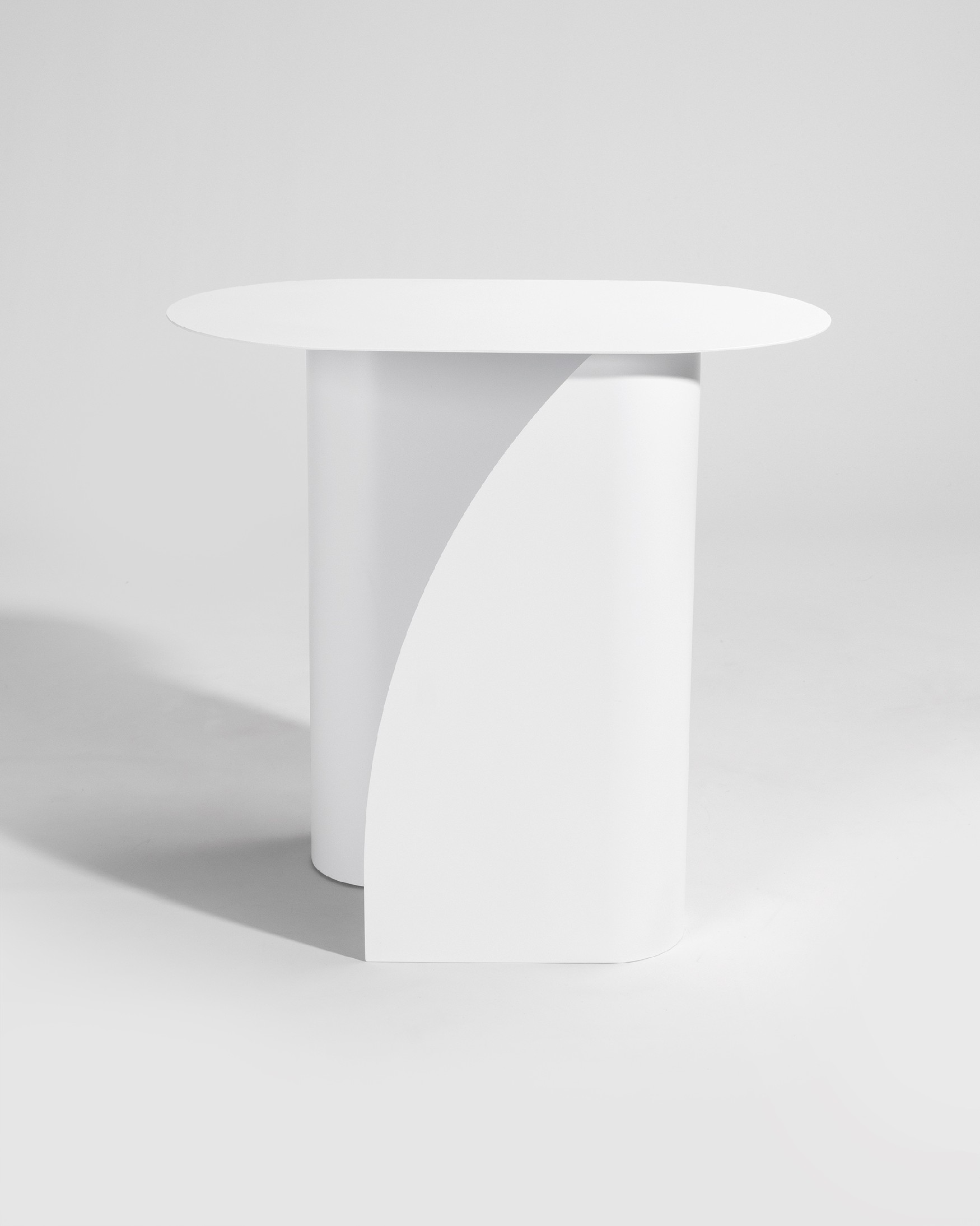 Urban oval side table in white lacquered metal