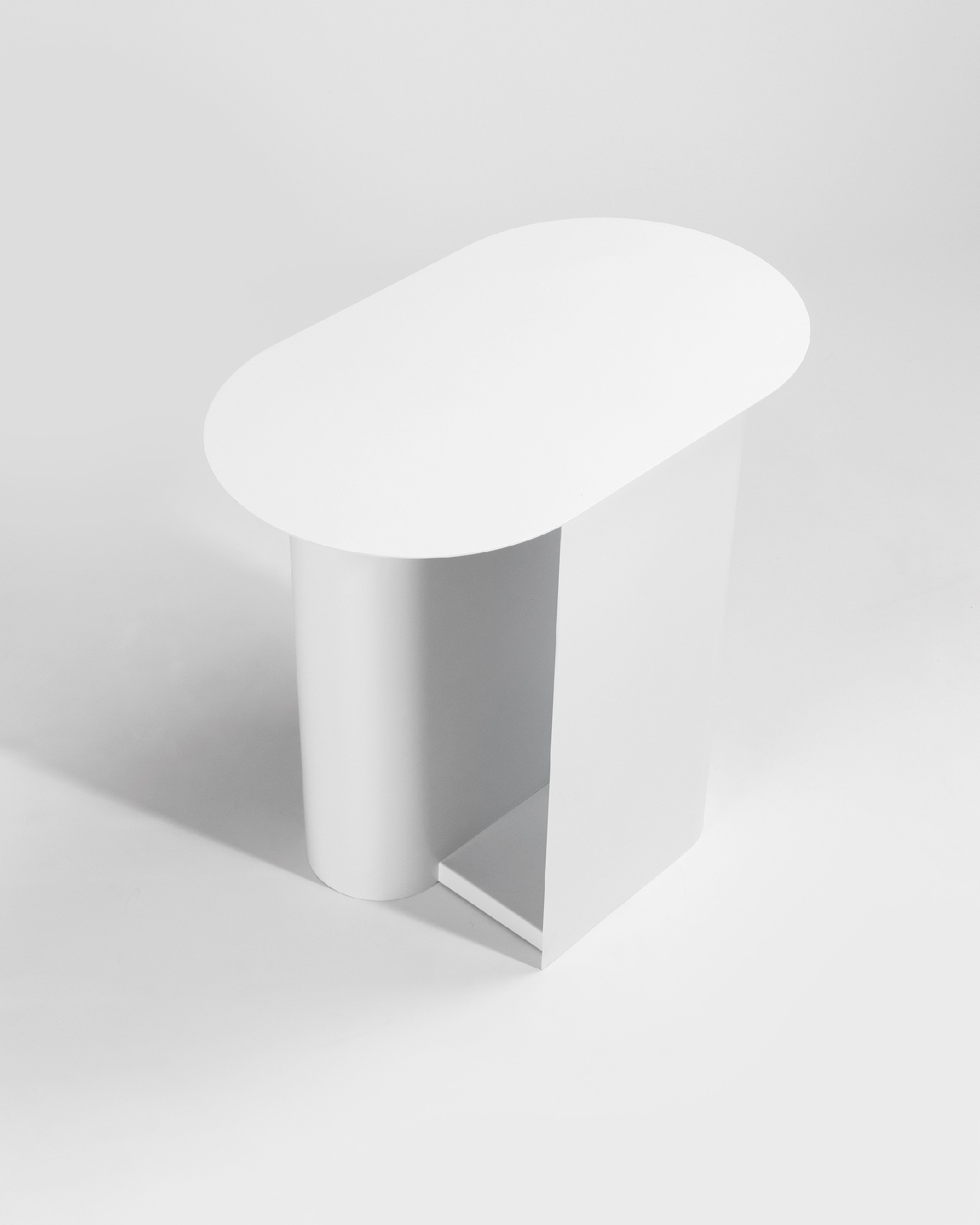 Urban oval side table in white lacquered metal