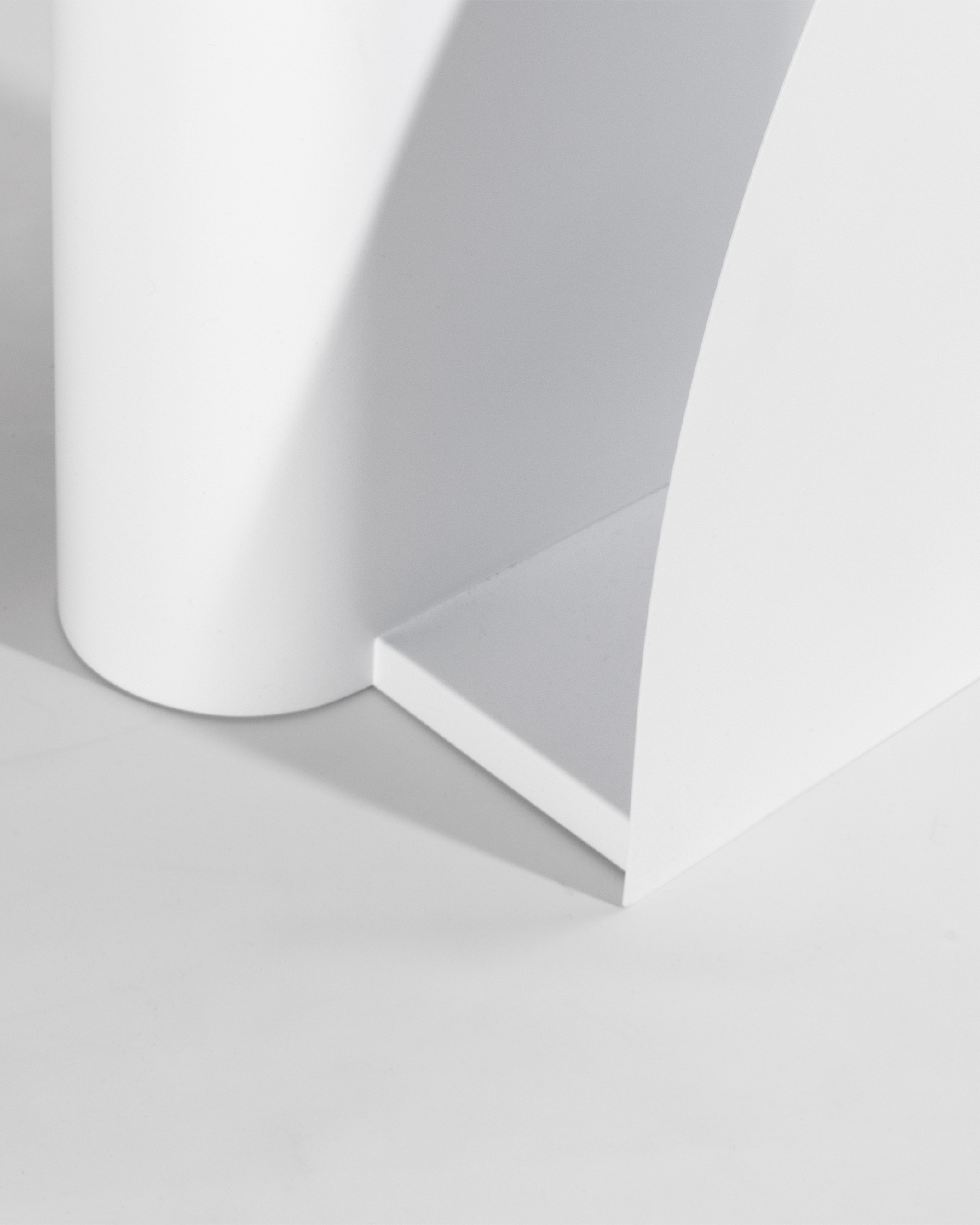 Urban oval side table in white lacquered metal