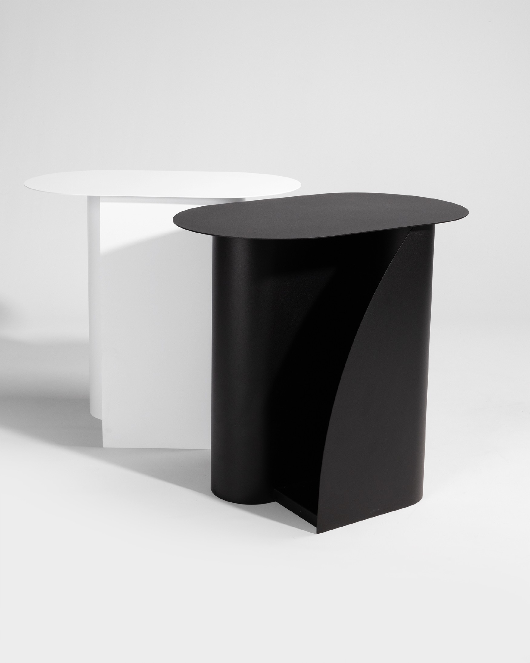 Urban oval side table in white lacquered metal